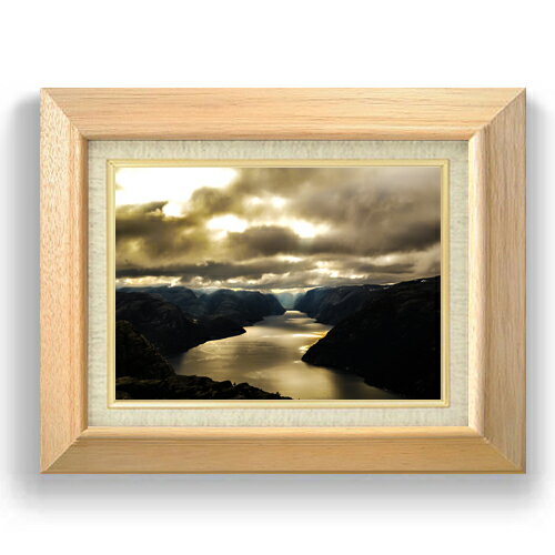 額縁外寸サイズ ---------------------------------------------- ゴールドC/シルバーC 481×391mm ブラウンB 461×370mm ベーシック 479×389mm クラシックゴールド/クラシックシルバー 475×385mm ---------------------------------------------- 付属品：吊り紐、吊り金具（額側）、表面ガラス板 ※一部在庫商品は早期出荷可能の場合がございます。 お急ぎに際は別途Eメールにてお問い合わせください。 お問い合わせメールアドレス 　shopmaster@artrest.jp 留意事項 ・ラッピング包装希望の場合は次々画面注文備考欄に記載ください。 ・直筆仕上げ商品のため色彩が若干異なる場合がございますので 予めご了承くださいませ。 絵画 販売 インテリア 油絵 油彩 壁掛け 複製画 風景画 ゴッホ モネ ルノワール その他 静物画 肖像画 アート プレゼント 開業祝い 退職祝い 新築祝い 玄関 リビングアート 風水 縁起 フレーム 贈り物ノルウェー、フィヨルの風景