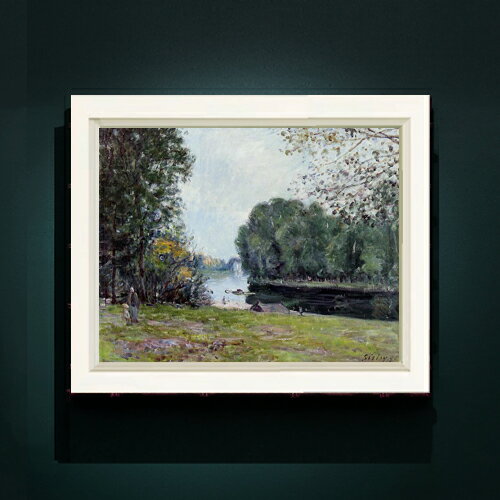 絵自体（キャンバス）の大きさ　410×318mm 表面アクリル透明保護板　額縁吊り紐　付属 ※一部在庫商品は早期出荷可能の場合がございます。 お急ぎに際は別途Eメールにてお問い合わせください。 お問い合わせメールアドレス 　shopmaster@artrest.jp 【留意事項】 ※注文個数によりお届け日が変わることがあります。 ※直筆仕上げ商品のため色彩が若干異なる場合がございますので 予めご了承くださいませ。 絵画 販売 インテリア 油絵 油彩 壁掛け 複製画 風景画 ゴッホ モネ ルノワール その他 静物画 肖像画 アート プレゼント 開業祝い 退職祝い 新築祝い 玄関 リビングアート 風水 縁起 フレーム 贈り物シスレー サマーリバー
