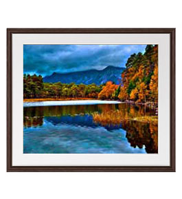 【油絵 直筆仕上げ】初秋の湖 アートフレーム：色ブラウン サイズ 額入りL 651×541mm 【軽量フレーム・額表面保護板】 油彩 風景画 オリジナルインテリア絵画 風水画 壁掛け
