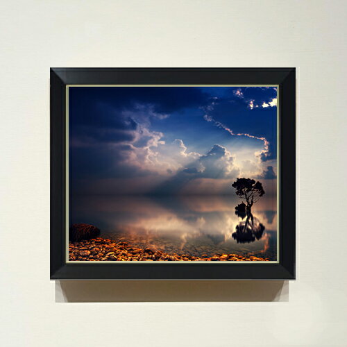 額縁外寸サイズ ---------------------------------------------- ブラックA/ホワイトA 489×414mm ブラックB/ホワイトB 525×450mm クラシックゴールド/クラシックシルバー 593×518mm ---------------------------------------------- 絵自体（キャンバス）の大きさ　455×380mm 付属品：吊り紐、吊り金具（額側）、表面透明アクリル板 ※一部在庫商品は早期出荷可能の場合がございます。 お急ぎに際は別途Eメールにてお問い合わせください。 お問い合わせメールアドレス 　shopmaster@artrest.jp 留意事項 ・ラッピング包装希望の場合は次々画面注文備考欄に記載ください。 ・直筆仕上げ商品のため色彩が若干異なる場合がございますので 予めご了承くださいませ。 絵画 販売 インテリア 油絵 油彩 壁掛け 複製画 風景画 アート プレゼント 開業祝い 退職祝い 新築祝い 玄関 リビングアート 風水 縁起 フレーム 贈り物天光の追憶