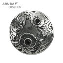 ARUBA アルバ 合金ターコイズコンチョ 素材/材質 ・合金 ・ブラックオニキス(人工) サイズ/重量 ・直径 : 3.9cm ・厚み : 0.7cm ・重量 : 11g ※ネジを外したサイズです。 ※商品によって若干異なる場合がございます。 商品詳細 フラワーをモチーフにした合金コンチョです。 人工オニキスがあしらわれています。 レザークラフト、愛用の財布やバッグなどのドレスアップにもってこいのワンポイントアイテムです。 またアメリカンバイクのツールバッグやetcケース、サドルバッグのスナップ/飾り部分の交換にもお使いいただけます！ ドライバーで簡単装着、自分だけのカスタマイズ/ドレスアップに！ 在庫管理の都合上、在庫数を1個と表示しています。複数個お買い求めの際はお問い合わせくださいませ。 当店で複数個ご購入された場合、同梱して発送させていただきます。 ご注意 モニターの発色具合によって実際のものと色が異なる場合があります。 製作工程における多少のキズや汚れ、製作時期によって色味や表記サイズが若干画像と異なる場合があります。 またネジの位置が若干中央よりズレている場合がございます。 写真の財布やサイズ比較サンプルは付属いたしません。 上記の点、ご理解のほどよろしくお願いいたします。