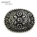 ARUBA アルバ 合金 ウエスタンスクロールコンチョ 素材/材質 ・合金 サイズ/重量 ・縦 : 3cm ・横 : 4cm ・厚み : 0.8cm ・重量 : 14g ※ネジを外したサイズです。 ※商品によって若干異なる場合がございます。 商品詳細 ウエスタンスクロールをモチーフにした合金コンチョ。レザークラフト、愛用の財布やバッグなどのドレスアップにもってこいのワンポイントアイテムです。 アメリカンバイクのツールバッグやetcケース、サドルバッグのスナップ/飾り部分の交換にもお使いいただけます！ ドライバーで簡単装着、自分だけのカスタマイズ/ドレスアップに！ 在庫管理の都合上、在庫数を1個と表示しています。 複数個お買い求めの際はお問い合わせくださいませ。 また当店で複数個ご購入された場合、同梱して発送させていただきます。 ご注意 モニターの発色具合によって実際のものと色が異なる場合があります。 製作工程における多少のキズや汚れ、製作時期によって色味や表記サイズが若干画像と異なる場合があります。 またネジの位置が若干中央よりズレている場合がございます。 画像の財布やサイズ比較サンプルは付属いたしません。 上記の点、ご理解のほどよろしくお願いいたします。