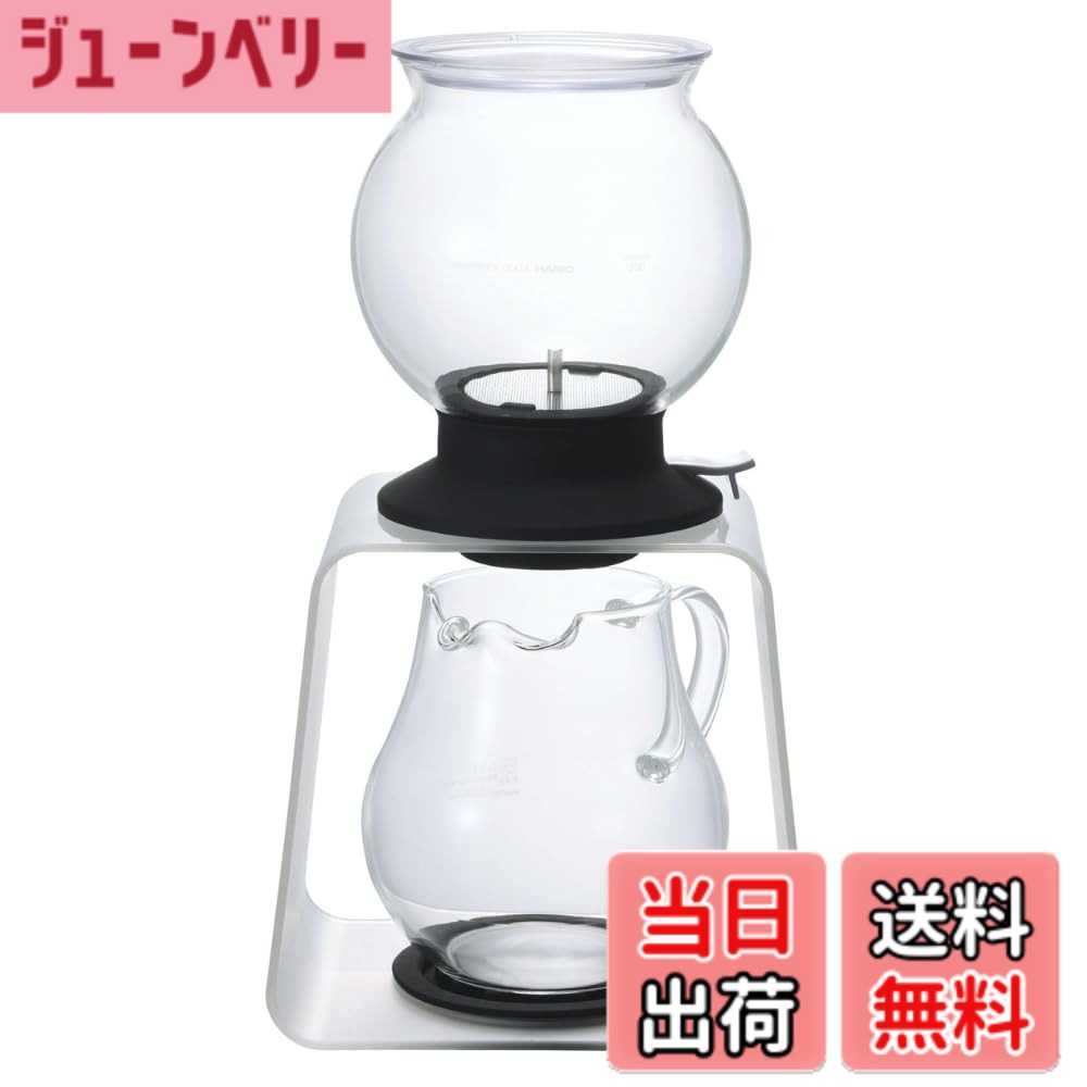 商品情報 商品の説明 商品紹介 抽出のタイミングを選べるティードリッパー 茶葉のジャンピングがおこりやすい丸いかたち ティードリッパーで抽出してからスイッチを押して一気にピッチャーへ注ぎ込む ピッチャーに氷を入れておけばアイスティーが手軽においしくいただける ●抽出のタイミングを選べるティードリッパーセットお茶を美味しく淹れる秘訣『茶葉のジャンピング』ティードリッパーラルゴは茶葉がジャンピングしやすい丸いかたちで紅茶を美味しく抽出します抽出が出来ればスイッチを押してピッチャーへ一気に注ぎ込めます付属のピッチャーは氷が落ちにくい注ぎ口になっているので、アイスティーも手軽に作れます 主な仕様 サイズ:[セット時]幅170x奥行134x高さ309mm[ドリッパー]直径130x高さ165mm・口径100mm[スタンド]幅170x奥行134x高さ160mmbr個装重量:1.2kgbr仕様:ドリッパー実用容量:800ml、ピッチャー実用容量:800ml、熱湯用、食器洗浄機使用可、電子レンジ:耐熱ガラス部のみ可原産国:スタンド、ドリップトレイ/中国 ティードリッパーラルゴ、アイスティーピッチャー/日本抽出のタイミングを選べるティードリッパー # 【送料無料】HARIO(ハリオ) ティードリッパー ラルゴ スタンドセット 800ml プレゼント ギフト 贈り物 TDR-8006T お茶を美味しく飲むためには、適切な抽出が欠かせません。そのため、ティードリッパーは多くの方に愛用されています。しかし、どのティードリッパーを選べばいいのか、悩むこともあるでしょう。そんな時、本商品「HARIO ティードリッパー ラルゴ スタンドセット」が解決策となります。この商品は、茶葉のジャンピングを促進する形状により、紅茶の風味を引き立てます。 さらに、抽出のタイミングを選ぶことで、自分好みのお茶が楽しめます。ピッチャーに氷を入れれば、手軽にアイスティーを作ることも可能です。このスタンドセットは、毎日のティータイムを特別なものにしてくれます。おしゃれなデザインも魅力的で、ギフトとしてもぴったり。お茶を愛する全ての方におすすめの一品です。まずは、詳しい特徴を見てみましょう。 ## 抽出のタイミングを選べるティードリッパーの魅力 「HARIO ティードリッパー ラルゴ スタンドセット」の最大の魅力は、抽出のタイミングを自由に選べる点です。多くのティードリッパーは、時間が経つにつれ味が変化しますが、この商品の特長として、自分の好みに応じた抽出時間を設定できます。これにより、毎日の茶葉の持つ風味を最大限に引き出すことが可能です。 製品のデザインは、茶葉がジャンピングしやすい丸い形状を採用しており、紅茶が均一に抽出されるため、味が濃くなり過ぎず、バランスの取れた風味が楽しめます。また、取り扱いも簡単で、初めての方でもストレスなく使用できる点が嬉しいです。 セットになっているピッチャーは、氷を落ちにくい注ぎ口が特徴。これにより、急冷されたアイスティーを簡単に作ることができ、夏の暑い日や、おもてなしにも最適です。お茶を淹れる楽しみが広がるこのティードリッパーを使えば、日々のリラックスタイムがより素敵なものとなることでしょう。 ## 様々なお茶に対応したデザイン 「HARIO ティードリッパー ラルゴ スタンドセット」は、800mlの実用容量を持っており、家族や友人と楽しむのに十分な量を抽出できます。ドリッパーとスタンドの2つのパーツで構成されており、置き場所を選ばない設計がされています。特に、スタンドはしっかりとした作りで、安定性が高いのがポイントです。 使用後は分解して洗いやすいのも嬉しい特徴。手間をかけずに清潔な状態を保つことができるので、毎日気持ちよくお茶を楽しむことができます。また、熱湯が使用でき、電子レンジにも対応しているため、忙しい合間でも簡単に使えます。 ハリオ特有の耐熱ガラスは、熱源からの影響を受けにくく、安定したパフォーマンスを発揮。家族の好みやシーンに応じた様々なお茶を楽しむ手助けをしてくれます。どんなシーンでも、ティータイムを充実させてくれるアイテムと言えるでしょう。 ## 贈り物にも最適な洗練されたデザイン 本商品は、洗練されたデザインで、ギフトとしても喜ばれること間違いなしです。特に、引き出物や結婚祝い、誕生日プレゼントとして、ティー好きな方への贈り物に最適です。おしゃれで機能的な商品は、贈る相手の生活に華を添え、毎日のティータイムを優雅なものにしてくれるでしょう。 デザインだけでなく、利便性が高いこともポイント。日常使いや特別な場面で使うことができ、使い勝手も良いです。届いたその日から、すぐに使える点が贈り物としての魅力を更に高めています。特に、家計を気にせず使える自宅でのティータイムは、ストレス解消にも役立ちます。 さらに、使った後のメンテナンスも簡単で、友人や家族と一緒に楽しむ機会も増えるでしょう。贈り物としてだけでなく、自分自身のお茶タイムを素敵に演出するアイテムとしても、ぜひ手に取ってみてはいかがでしょうか。 ## まとめ - HARIO ティードリッパー ラルゴ スタンドセットは、自分好みで抽出できるのが魅力。 - おしゃれなデザインは、ギフトにもぴったり。 - 様々なお茶に対応したデザインで、使いやすさを追求。 - 簡単な手入れで、毎日気持ちよく使用可能。 自宅でのティータイムを特別なものにしてくれるこの商品を、ぜひ手に入れてみてください。毎日のひとときが、より豊かなものになることでしょう。