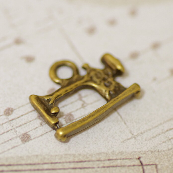 【10個入り】金古美　アンティークゴールド　チャームパーツ　レトロ　ミシン　C【手芸用品/レトロ/ハンドメイド/メタルパーツ】　【after1207】