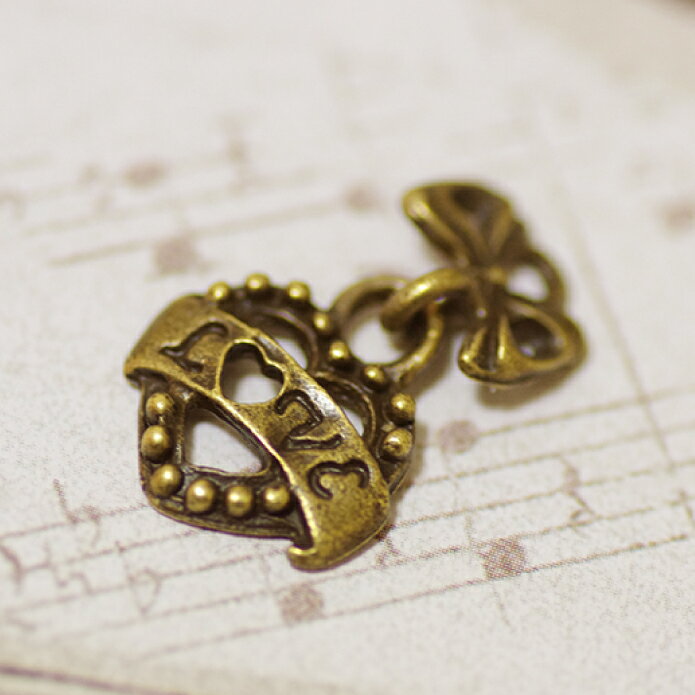【10個入り】金古美　アンティークゴールド　チャームパーツ　リボン付きハート【手芸用品/ハンドメイド/つなぎパーツ/メタルパーツ】