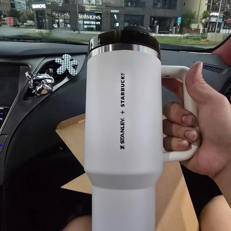 Starbucks x Stanley White Quencher Tumbler 1183ml スターバックス × スタンレー ホワイトクエンチャー タンブラー 1183ml ステンレス 二重構造 保温保冷 大容量 韓国限定 おしゃれ 人気 ハンドル付き キャンプ ユニセックス ブランド ギフト用 asahimi-10001544 あさひみ サンプル画像3