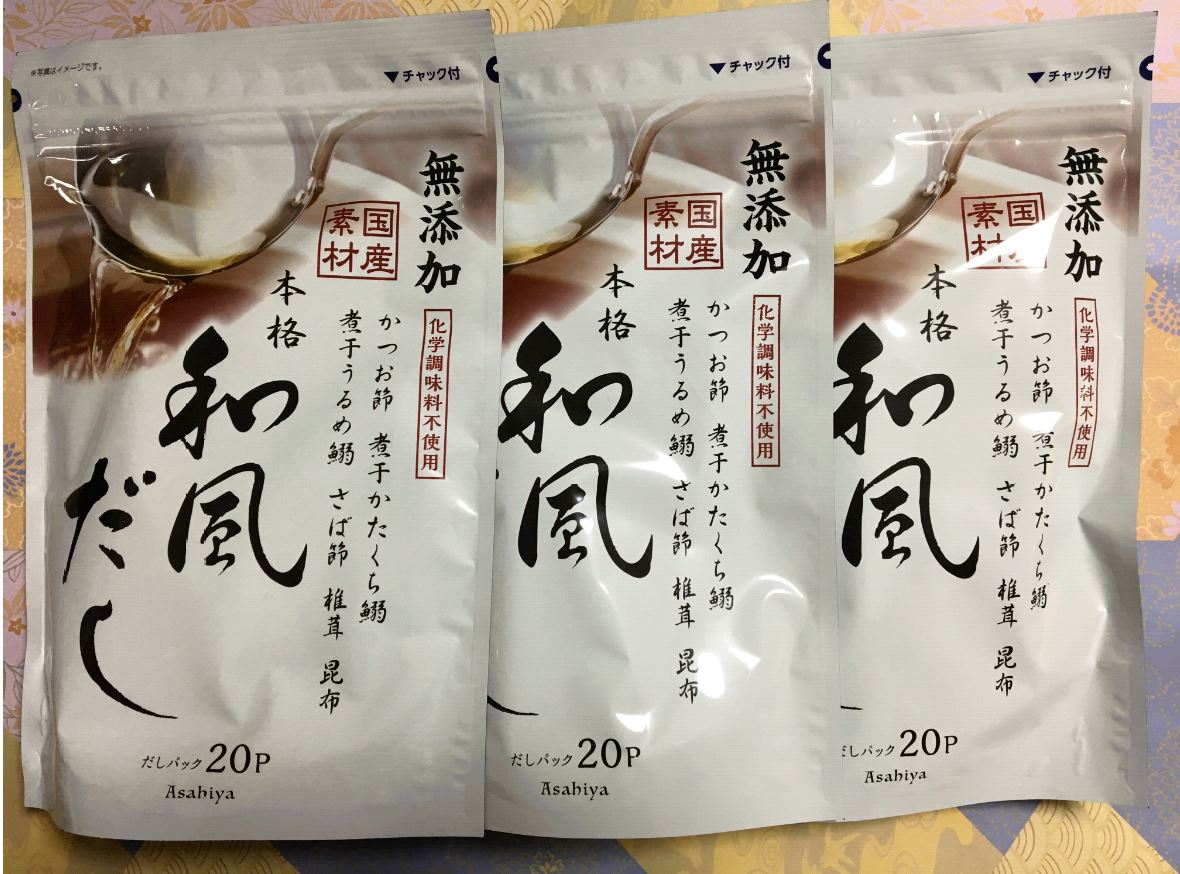 自宅で簡単、料亭の味!! 化学調味料・保存料不使用の本格だしパック。 ストックに便利な3袋セットです。 国内産のかつお節、椎茸、昆布をベースにした 上品なだしが手軽に取れるティーバッグタイプ。 食塩・化学調味料を不使用で天然素材のみのため、 健康を気にする方や赤ちゃんの離乳食にもおすすめ。 たったの5分煮出すだけで、手軽に使えるプロのだし汁、 この旨みが最高潮に達するブレンド＝旨みの黄金比率!! 6種類の厳選素材から生まれる旨みを お楽しみいただけます。 ・鰹節(本枯れ鰹節使用、鰹の香りと旨味を増す 　カビ付けを3回繰り返してようやく 　本枯れ節が生まれます。 ・鯖(枯れ鯖節使用、頭部と腹部を取り除いた鯖節を使用) アレンジしてだし巻き卵、だし茶漬け、 うどんやしゃぶしゃぶ等、鍋のだしにも使えます。 冷凍保存もOK。 【商品内容(セット内容)】140g(7g×20袋)×3袋 【原材料・産地】全て国産 【保存方法】常温 【アレルギー物質】なし 【食品添加物】不使用 【賞味期限】180日