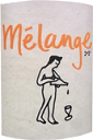 ■マールボロのマイクロ・ネゴシアン　メランジェ 【Melange / メランジュ (Marlborough, NZ)】 Melange / メランジュはニュージーランド南島マールボロに 2018 年誕生したマイクロ・ネゴシアン。 立ち上げたのは若き醸造家 Harrison Eaton / ハリソン・イートン（1996 年生まれ）。 マールボロのワイナリー「Eaton Wines」の 2代目であり、文字通りブドウとワインに囲まれ て育った男です。 現在も Eaton Wines の当主を務め、ハリソンの父親でもある Mike Eaton はその豊富 な経験を活かし NZ 国内に 1500ha 以上にも及ぶ畑のコンサルタントを務めており、 優れた栽培農家との貴重なコネクションを有しています。 メランジュの原料となるブドウはそれらの中から厳選されたものであり、主にマールボロ （一部はネルソン）産の買いブドウから造られます。 基本的に有機栽培されたブドウ（2023 年には 100%オーガニックとなる予定）を全て 野生酵母によって醗酵させ、少量の酸化防止剤（ワインによっては無添加）以外の 添加物を用いずに造られるナチュラルワイン。 若く好奇心溢れるハリソンにその前進的な考え方をもたらしたのは実は、Pyramid Valley の創業者 Weersing 夫妻だったと言います。 ハリソンの両親と Weersing 夫妻は当時から親交が深く、ハリソンはまだ幼いながらも、 彼らが情熱的に語るビオディナミ農法やなるべく人的介入をしない醸造アプローチ、 さらにはその背景にある自然環境へのリスペクトに満ちた思慮深い姿勢に大きな影響 を受けたと言います。 ナチュラルワインを造ることが目的ではなくて、素晴らしいブドウを育ててくれた 土地と畑をしっかりと感じられるワインを造りたいってこと！ ●ALC：13% ●クロージャー：コルク(DIAM) ●品種：ゲヴュルツトラミネール 64%、ピノ・グリ 27%、ソーヴィニヨン・ブラン 9% ●「du Champ=畑からの」と名付けられた混醸フィールドブレンド・オレンジ。 マー ル ボ ロ 北 に 位 置 す る PlunkettVineyard から。ゲヴュルツと PG は同時 に収穫され、人の足によって圧搾、そのまま野生酵母による醗酵およびスキンコンタクト。 SB は約 5 日後に収穫され混醸（トータル約1ヶ月弱のスキンコンタクト）。 古樽（仏）へとバスケットプレスされ、MLF醗酵。澱と共に6ヶ月熟成させ、ステンレ スタンクへとラッキング（＋2ヶ月熟成）。ノンフィルター、清澄剤不使用。少量の酸 化防止剤と共にボトリング。