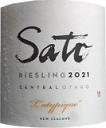 【Sato Wines/ サトー・ワインズ (Central Otago, NZ)】 Sato Wines / サトウ・ワインズは世界屈指のピノ・ノワール銘醸地であり、 世界最南端のワイン産地でもあるニュージーランド南島、セントラル・オタゴの地で 佐藤 嘉晃氏 / 佐藤 恭子氏ご夫婦が 2009 年に始められた、極めて小規模生産 のブティック・ワイナリー（2019 年時点での生産量は 1900 箱、日本を含む 16 カ国 へと輸出されています）。 2019VTからは自前の醸造所を構え、自社畑からのワイン「ラ・フェルム・ド・サトウ」 のリリースも始まることから、国内外問わず高い注目をますます集めるようになっています。 “ヴィニュロン”を自称される佐藤さん夫婦が、弛まぬ努力によってようやく得られた 高品質なブドウからサトウ・ワインズのワインは産まれます。ワイン伝統国の偉大な 造り手たちから学び大きな影響を受けた彼らは「優しくて、繊細でしなやか、 かつ滑らかな口当たりで飲み手を癒してくれるようなワインを造りたい」と、 オーガニックもしくはビオディナミ農法で栽培されたブドウを、添加物を一切用 いることなく（ボトリング前の少量の酸化防止剤を除く）丁寧に醸します。 生み出されるワインはセントラル・オタゴの冷涼かつ寒暖差の大きい気候の恩恵を しっかり享受しつつ、体に染み込むようなコクと生命力に溢れたエネルギーを感 じさせながら上品さがあり、心地よい余韻へと続いていく素晴らしいもの。 その根底には、「可能な限り、畑からボトルの中へと引き継がれる調和した 微生物環境を壊したくない。 正しくテロワールとヴィンテージが反映されたワインを造りたいんです。 “美味しいワインは文字通り生きている”と信じているからです」と語る佐藤さん 夫婦の確固たる信念があります。ブドウ は Red Shed( ベンディゴ DomainRoad( バノックバーン 、 2つの畑から。 前者は主に8日間のカーボニック・マセレーションを経て全房プレス、古樽で自然醗酵 および熟成。後者は 開放 タンク にて自然醗酵および1 9日間のスキン・コンタクト 。 共に熟成期間は 10 ヶ月、 MLF あり。ブレンドし、瓶詰めまでに計15ppmの亜硫酸を添加。 無濾過、清澄剤不使用。