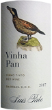 【Luis Pato ルイス・パト】 マスター・オブ・ワインで著名なワインジャーナリストのジャンシス・ロビンソンが、 今後最も期待できるワイン産地に「ポルトガル」を挙げている。 彼女が期待する重要なポイントはルイス・パトの存在と考えられる。 2004年2月のファイナンシャルタイム誌で、ヨーロッパのベスト25ワイナリーに ルイス・パトを掲載。ヴァンサン・ジラルダン、シャトー　ルパン、 ディデエ・ダギュノー、 プラネタ（シシリー）など名立たるワイナリーと共にポルトガルではただ2社のみが掲載されている。 バイラーダ地方の赤ワインの90％を産するバガは、小粒で厚い果皮のため、ワインの 色合いも濃厚で酸とタンニンに富んだ重厚バガ種な味わいを特徴とする。 パトは伝統を継承しながらも常に新技術の導入や合理化を進め、その土地の葡萄 の味わいを最大限に発揮できるように努力を続けてきた。 化学薬品の多用を止め、多産なバガ種の収量を徹底して抑え、樹上で濃縮させた 果実を完全に除梗して過剰なタンニンを抑え、独自の650リットルのフレンチオーク樽を開発。 また畑のテロワールの違いを表現するためにシングル・ヴィンヤードワインを造り出した。 そして自根による栽培が本来の葡萄の個性を最も引き立たせるという信念から、 フィロキセラの影響が少ない砂土壌でアメリカ産の台木に接木せずに直接栽培を行い、 そのバガのみを使用して、ポルトガルの至宝ともいえるぺ・フランコを産み出した。 ペ・フランコは足が無い（Free Foot）という意味で、アメリカの台木からの解放を意味している。 周囲の生産者は彼の行った全てを声高に批判したが世界中のワインガイドや専門家の評価が その正当性を証明した。 【Luis Pato ルイス・パト】 マスター・オブ・ワインで著名なワインジャーナリストのジャンシス・ロビンソンが、 今後最も期待できるワイン産地に「ポルトガル」を挙げている。 彼女が期待する重要なポイントはルイス・パトの存在と考えられる。 2004年2月のファイナンシャルタイム誌で、ヨーロッパのベスト25ワイナリーに ルイス・パトを掲載。ヴァンサン・ジラルダン、シャトー　ルパン、 ディデエ・ダギュノー、 プラネタ（シシリー）など名立たるワイナリーと共にポルトガルではただ2社のみが掲載されている。 バイラーダ地方の赤ワインの90％を産するバガは、小粒で厚い果皮のため、ワインの 色合いも濃厚で酸とタンニンに富んだ重厚バガ種な味わいを特徴とする。 パトは伝統を継承しながらも常に新技術の導入や合理化を進め、その土地の葡萄 の味わいを最大限に発揮できるように努力を続けてきた。 化学薬品の多用を止め、多産なバガ種の収量を徹底して抑え、樹上で濃縮させた 果実を完全に除梗して過剰なタンニンを抑え、独自の650リットルのフレンチオーク樽を開発。 また畑のテロワールの違いを表現するためにシングル・ヴィンヤードワインを造り出した。 そして自根による栽培が本来の葡萄の個性を最も引き立たせるという信念から、 フィロキセラの影響が少ない砂土壌でアメリカ産の台木に接木せずに直接栽培を行い、 そのバガのみを使用して、ポルトガルの至宝ともいえるぺ・フランコを産み出した。 ペ・フランコは足が無い（Free Foot）という意味で、アメリカの台木からの解放を意味している。 周囲の生産者は彼の行った全てを声高に批判したが世界中のワインガイドや専門家の評価が その正当性を証明した。