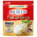 　　　　　明治 MICHITAS(ミチタス) 　　　　　　 　　栄養サポートミルク 明治 MICHITAS(ミチタス) 栄養サポートミルクの特長 ■いつまでもアクティブに動きたいミドル～シニア層のために、HMBカルシウムを配合し、たんぱく質・カルシウム・ビタミンDを配合にて設計。 ■6大栄養素（たんぱく質・脂質・糖質・食物繊維・12種のビタミン・8種のミネラル）が摂取できる。 ■大人のための健康にうれしいDHA、MCT、フラクトオリゴ糖を配合。 ■水やコーヒー、牛乳など、お好きなものに溶かして飲める。 明治 ミチタス 栄養サポートミルクの原材料名 デキストリン（国内製造）、全粉乳、乳清たんぱく、砂糖、難消化性デキストリン、フラクトオリゴ糖、カルシウム、ビス-3-ヒドロキシ-3-メチルブチレートハイドレート（HMBカルシウム）、中鎖脂肪酸油（MCT）、DHA含有精製魚油パウダー、酵母、リン酸Ca、酸化ケイ素、V.C、塩化K、炭酸Ca、炭酸Ma、増粘剤（ブルラン）、乳化剤、香料、V.E、カゼインNa、ピロリン酸第二鉄、ナイアシン、パントテン酸Ca、V.B6、V.A、V.B2、V.K、葉酸、V.D、V.B12、（一部に乳成分・大豆を含む） 明治 ミチタス 栄養サポートミルクの栄養成分表示　1食（20g）あたり エネルギー(75kcal)、たんぱく質(3.8g)、脂質(1.6g)、炭水化物(12.8g)、糖質(11.0g)、食物繊維(1.8g)、食塩相当量(0.07g)、亜鉛(1.0mg)、カリウム(90mg)、カルシウム(240mg)、セレン(7μg)、鉄(0.75mg)、銅(0.05mg)、マグネシウム(20mg)、リン(70mg)、ナイアシン(2.8mg)、パントテン酸(0.6mg)、ビタミンA(67～209μg)、ビタミンB1(0.15mg)、ビタミンB2(0.20mg)、ビタミンB6(0.30mg)、ビタミンB12(0.60mg)、ビタミンC(50mg)、ビタミンD(2.9μg)、ビタミンE(3.0mg)、ビタミンK(16.0μg)、葉酸(16～62μg)、カルシウム ビス-3-ヒドロキシ-3-メチルブチレートモノハイドレート(HMBカルシウム)(500mg)、DHA(5.4mg)、MCT(300mg)、フラクトオリゴ糖(1000mg) 【アレルギー物質】乳成分、大豆 明治 ミチタス 栄養サポートミルクのお召し上がり ●1食当たり20g（大さじ約3杯）を目安に、約100mlの水やお湯に加え、よくかき混ぜてお召し上がり下さい。 ●コーヒーや牛乳、紅茶などに混ぜてもおいしく召し上がれます。 ●溶かしたミルクは速やかにお飲みください。 ●溶かす飲み物の量は、お好みに応じて調整して下さい。 ●熱湯等の高温ではたんぱく質が変性して溶けにくくなります。70度以下に冷ましてから本品を加えてください。 取り扱い上の注意 ・本品は乳幼児用ではありません。 ・開け口や袋のはしで手を切るなどのケガをしないようにご注意ください。 ・開封後はホコリや髪の毛が入らないようジッパーをしっかりと閉め、直射日光や等温多湿を避け、でくるだけ早めに使用してください。 ・濡れたスプーンを袋の中に入れないでください。粉が固まることがあります。 ・製品中に色の濃い粒が見えることがあります。これは現材料の一部で品質に問題ありません。 商品名 明治 MICHITAS(ミチタス) 栄養サポートミルク 名　称 栄養調整食品 内容量 320g 保存方法 直射日光及び高温・多湿を避けて保存してください。 使用期限 パッケージに記載 広告文責 有限会社　横川ヤマト TEL 082-295-1732 メーカー 株式会社明治 お客様相談窓口 0120-201-369（9：00～17：00）土日祝除く 製造・区分 日本・栄養調整食品 JANコード 4902705096172 購入時の注意事項 ・予告無くパッケージが変更になる場合がありますので予めご了承下さい。 ・製造・取扱い中止の場合にはキャンセル処理をさせて頂く場合がございます。 ・お客様のご都合によるご注文内容の変更・キャンセル・返品・交換はお受けできません。 ・開封後の返品・交換は一切お受けできません。【医薬品】 あなたのお悩みを症状で探す更年期でお悩みの方アレルギー性鼻炎の方残尿感でお困りの方お休み時の激しいせきにアレルギー体質の方痔でお悩みの方胃腸障害でお悩みの方頭痛めまいでお悩みの方疲れやすい方に蓄膿症でお困りの方乳腺炎でお悩みの方不眠症でお悩みの方血圧が高めの方頑固な便秘でお困りの方神経痛・関節痛に排尿痛でお困りの方ストレスでお悩みの方むくみでお悩みの方月経不順の方眼精疾患でお悩みの方肝臓疾患でお悩みの方中耳炎でお困りの方歯槽膿漏でお悩みの方腎臓疾患でお悩みの方手足のしびれお悩みの方
