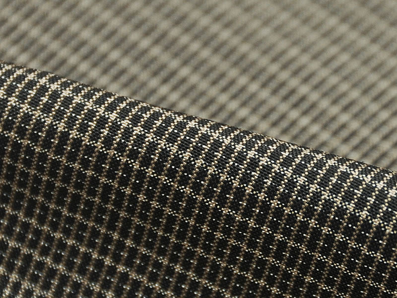 男物　正絹　「本場奄美大島」　草木染　紬 疋物　キングサイズ　-格子/茶泥-　［ 0510-065 ］　未仕立 フルオーダー 誂え 着物 きもの 羽織 はおり きぬ シルク 男性 メンズ 紳士 茶 つむぎ おおしま 日本製 鹿児島 チェック こうし