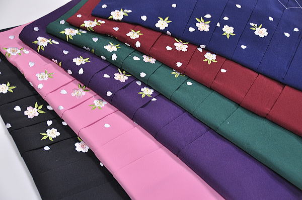 刺繍入り　女　袴　-桜-　全6色　[ 0608-024 ]　【卒業式・ヘラ付き・小学校・大学生・高校・女性・女物・女の子・ポリエステル・素材・ししゅう・仕立て上がり】