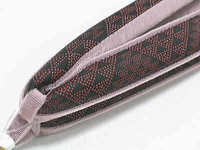 国内配送　全国　送料無料 海外配送はEMSの送料を別途頂戴いたします 印伝の生地で作られた黒をベースにした鼻緒です。お洒落用の着物に合わせる草履の鼻緒としてお選び下さい。これで、一連の流れの注文は終了です。ありがとうございました。まだ草履の台をお選びでないお客様は台を選ぶからご覧ください。鼻緒すげをご依頼の際は、寸法をお知らせください。採寸の手引き＞＞まだ草履の台をお選びでないお客様は台を選ぶからご覧ください。鼻緒のみのご購入も可能です。鼻緒すげをご依頼の際は、寸法をお知らせください。採寸の手引き＞＞台と鼻緒♪コーディネートギャラリー台と鼻緒の色目の組み合わせってイメージするのが意外と難しいとお考えのお客様の為に・・・過去にお買上いただいた鼻緒のすげた状態のものを発送前に撮影させていただいたものをご紹介致します。ご参考に・・・【銀柳】＞＞【大正履き】＞＞