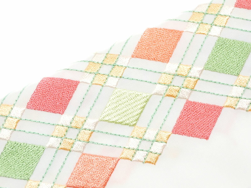 女物　新・合・繊シルエリー素材の半衿です。 正絹風のつややかな光沢と滑らかな肌触り、ハリ・コシに優れたシルエリー。 制電性もそなえているので、洗濯後も効果は変わらない新合繊素材。 そんなシルエリーの生地に、刺繍で描かれた菱並び柄。 温かみある色合いの菱を大きな菱型になるよう配した柄行は、上品で華やかな雰囲気。 また、小さな菱と菱とをつなぐ緑のステッチが、アクセントとなりお洒落。 ちょっぴり個性的でパット目を引くデザインの半襟。 振袖はもちろん小紋などのお着物にもおススメです！ ●洗濯の際には、ドライクリーニングをお願いいたします。 ※可能な限り実物と同じ色になるよう写真を調整しておりますが、パソコンの環境やモニターにより色味や質感が若干異なる事があります。ご了承ください。 ■素材 ： 生地/ポリエステル100% 刺繍糸/ レーヨン100% （金属糸使用の場合あり） ■配色 ： 白の地色に、白緑色・薄萌黄色・鉛丹色・雄黄色・今様色・乳白色の柄行 ■サイズ ： 巾/約16.5cm 長さ/約1m14cm　着物を着た際のアクセサリー的な要素としては帯締め・帯揚げ・重ね衿などが代表的なところです。 半衿などは白の無地が基本とされてきました。 勿論、私は今でも半衿と足袋は白が基本と考えています。 ところが、特にカジュアルな着物の分野では、様々なアクセサリー的要素を持った和装小物が登場し注目を浴びています。 帯飾り・根付・・・・そして、半衿 白地に刺繍を施したものや、ボリュームのある刺繍の施した半衿は振袖などに好んで用いられる傾向があります。 それとは別のカテゴリーでポリエステルの着物で代表されるポップでカジュアルな着物の分野でも可愛い友禅やビーズ使い、刺繍の半衿が作られるようになり、お洒落の巾がどんどん広がってきています。 着物の衿から覗く半衿の表情 自分らしさを演出するアイテムがまた一つ増えました。