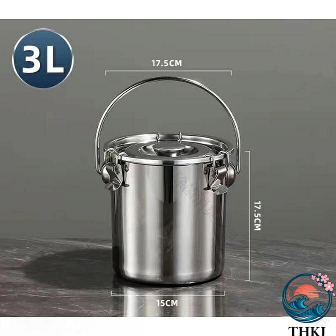 優れた品質 耐久性と密閉性 高級ステンレス製消火器は耐久性だけでなく、見た目も美しく、チャコールキャニスターやスチール製消火器よりも防錆性に優れています。高温耐性シリコーン シール リングは、より優れたシール性能を備えており、 不足と消火に迅速かつ安全に対処できます。 秒速消火 2つの消火方法 水で消火すると、数秒で簡単かつ迅速に炭火を消すことができます。水できれいにする方が簡単かつ迅速です。キャンプやグリル時にすぐに取り出せるので、持ち運びもラクラク。 「木炭は乾燥させれば再利用できます。」 欠乏消火は、完全に消火するまでに長い時間を要します。消火後の炭は乾かす必要がなく、そのまま使用でき、再着火も簡単にできます。 持ち運びに便利 滑らかな高品質のステンレス鋼で作られており、美しく、アウトドアキャンプで使用した後も掃除が簡単で、収納に便利なギフト収納バッグです。 現代キャンプの必需品 燃えカスを放置する「焚き逃げ」が問題となっています。火災の原因となり、景観にも良くなく、 原産国／製造国: 中国 .秒速消火 火消しつぼ ステンレス製 炭薪消火 コンパクト キャンプ 焚き火用 炭消し壺は、火消し器 火消し器具 火消壺 火消しボックス 焚火グッズ 焚き火用品 炭火消火 消火グッズ 消火ツールとしておすすめです。キャンプ用品 焚き火道具 火消しツール 火消し装置 消火装置 消火道具 炭消し器具 コンパクトサイズ 持ち運び便利 焚き火安全 簡単操作 高耐久性 錆びにくい 多用途対応 火消し安全対策に 適です。人気の火消しグッズで安全なキャンプを実現します。。 消臭ショップ セーブラボ