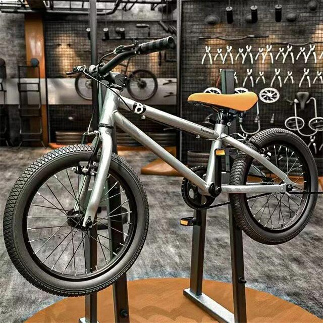 高品質素材 ：高性能な超高炭素鋼が特徴のクロスバイクです。軽量かつ剛性が高く、加速力やスピードに優れています。ショック吸収性に優れたフレームにより長時間のライドでも疲れにくく快適です。 サイズガイド 16インチの子供用マウンテンバイクスーツは、4~8歳のお子様向けです。105~135CMのライダーに 適です。20インチの子供用マウンテンバイクスーツは、10~15歳のお子様向けです。135~155CMのライダーに 適です。注意: 子供の身長は同じ年齢でも異なる場合があります。シートの高さを考慮してください。 組み立て簡単 ：ハンドルとサドルの高さが調節できるので、お子様の身長に応じて、楽に乗れます。また、 に補助輪が付けております、お子様の デビューをサポートします。簡易工具 取扱説明書付属、95％完成度で配送いたします、届いた後は簡単に組み立てれば使用可能です。 信じられないほど安全 ：フロントとリアのVパルハンドブレーキは、バランスバイクからの簡単な移行を提供します。子供はより簡単にブレーキを制御することができます。 amp;amp;amp;#34; 子供向
