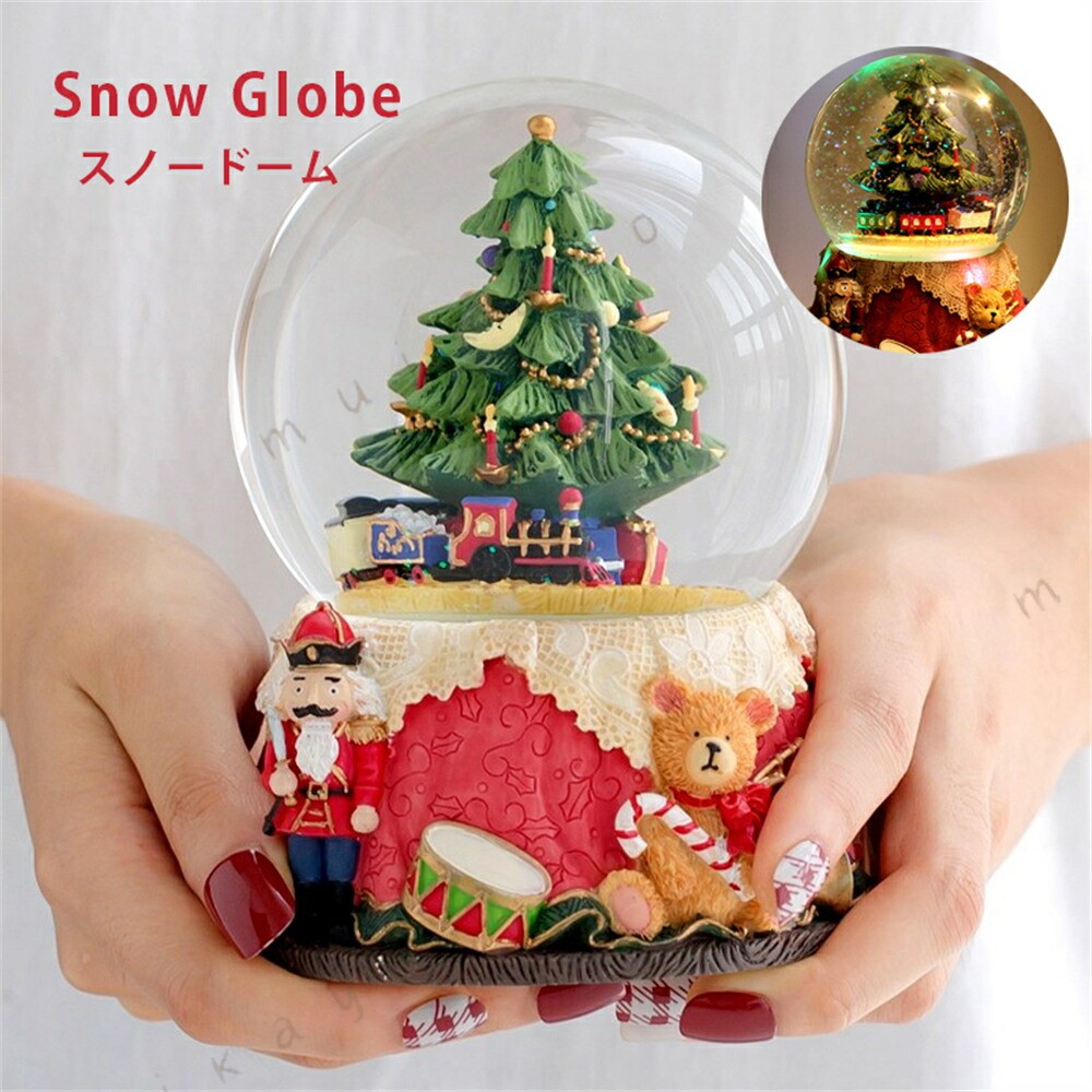 商品詳細情報 スペック * サイズ：約10×約10×約14.5cm * 重さ：520g * 素材：プラスチック、樹脂 * 電池：LR44電池(ボタン電池) * オルゴール：ぜんまい式 ポイント 「クリスマス気分を盛り上がる」 幻想的な時間をゆったりと過ごすことをお楽しみいただけます。 「光と影が織りなす幻想的なイルミネーション」透明度の高いクリアアクリル製の本体は、光を通しやすく、内部の輝きを 限に引き立てます。 ライトが点灯すると、無数のラメとともに光を反射させ、まるで星空のような美しい輝きを放ちます。暗い部屋で灯る柔らかな光は、クリスマスツリーのイルミネーションにも負けない存在感があります。特に夜間に飾れば、その幻想的な光景は一層引き立ち、リビングや寝室をまるでおとぎ話の世界のような雰囲気に変えてくれます。この美しい光の演出は、寒い冬の夜にも心温まる安らぎを与えてくれます。 「スノードーム 自動降雪」 スノードームを振ったり作動させたりすると、クリスタルボールが雪の結晶のように輝くスパンコールでいっぱいになります。 カラフルな雪の結晶の下でカルーセルが回転し、おとぎ話の世界にいるような気分になります。 納期 通常より4〜5日以内に発送します。ご入金確認（決済）後、項目選択肢別の発送準備期間を頂き、発送からお届けまで2-3日ぐらいが掛かります。お急ぎの方はご了承ください。 (天候や交 通事情等の都合により配送期間は前後いたします。予めご承知下さいませ) システムで在庫調整を行っておりますが、ご注文・入金のタイミングにより在庫数更新が間に合わず、ご注文頂いた商品が欠品となる場合もございます。欠品となった場合は、その旨をメールにてご連絡させて頂きます。 メールアドレス：admin@rashiniko.jp 御了承頂いたこと ●PC環境・光の具合により、色や素材のイメージが写真と若干異なる場合がございます。 ●商品のサイズは、縫製の状態や素材によりまして、若干の誤差がある場合がございます。あらかじめご了承下さい。メーカー仕様書のサイズを掲載しております。実際のサイズとは多少異なる場合がありますので、参考サイズとしてご覧ください。 ●実際お届けする商品は、長時間密封運送につき、商品に少量の臭いが付くことがあります。なるべく風通しの良いところで陰干しをして下さい。 徐々に匂いが薄れてくるはずです。（多少時間が掛かる場合がありますがにおいは薄くなりますのでご安心下さい） 以上をご了承のうえ、ご注文頂きますようお願い申し上げます。何かご不明な点、ご要望などございましたらメールにてお気軽にお問い合わせ下さいませ。 メールアドレス：admin@rashiniko.jp