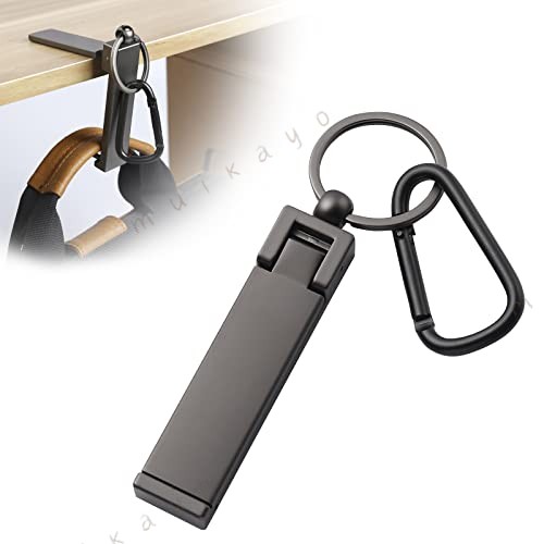 ■商品説明■バッグハンガー カバン掛け フック 耐荷重16Kg 高強度タイプ テーブルフック バッグフック リュック掛け 万能バッグハンガー デスク スマホスタンド キーホルダー 携帯便利 オフィス 出張 旅行 外出用 ギフト 誕生日プレゼント 2WAY・スマフックスplus スマホスタンド機能付き、動画視聴、読書など楽々に楽しめます。70°以内調節可能。 パッケージ内容 フック*1、カラビナ*1。クリスマスプレゼントおすすめ 外出時、カバンの置き場所に困る方におすすめ しっかりした構造で作られているバッグハンガー。フックを開き、テーブルの端に掛けるだけで使用できます。外出先でのカバン置き場所問題が解消されます。 高品質 環境に優しい耐腐食性亜鉛合金を採用し、酸化により変色しません。バッグにかけたり、入れたりしてもOKで、鞄のハードウェアや肌を傷つけません。 軽量が大耐荷重 リングの取付部分が折れないに改良した！！耐荷重16kgを誇ります。 4cmまでの厚みのテーブルに取り付け可能。通勤バッグ、トートバッグ、ランドセルなどに限らず、日常的に使うバッグ、傘などに対応するフックです。 滑り止め フックの先端には滑り止めのラバーパッドが取り付けられています。（ ※バッグを落としやすい原因は滑りフィルムが付いてました。バッグハンガーを使用前に、フィルムを剥がしてください。）これにより、滑りを防ぐだけでなく、家具の表面を摩耗から保護 改良版新登場！ バッグハンガー テーブルフック カバー掛けフック 耐荷重16Kg 外出用 適バッグハンガー しっかりした構造で作られているバッグハンガーです。フックを開き、テーブルの端に掛けるだけで使用できます。外出先でのカバン置き場所問題が解消されます。コンパクトで軽量なので、収納が簡単でスペースを節約できます。多機能で、スマホスタンド、キーホルダー、バッグの留め具としても使用可能です。ハンドバッグはもちろん、ヘッドフォン、傘、小さなバックパックなどにも適用できます。 滑り止め フックの先端には滑り止めのラバーパッドが取り付けられています。初めにラバー加工シールを剥がして使用してください。カッティング加工 バッグの持ち手を有効に固定して、意外落下を防止し、バッグを守ります。耐荷重16kg 高品質亜鉛合金素材で作られ、耐荷重さいだい16kg、カラビナで吊り下げた時の耐荷重さいだい4kgとなります。改良型繋ぎ目 お客様から、前回のテーブルフックのリングの取付部分が折れやすい意見をいただき、繋ぐネジを改良(回転固定)しました。