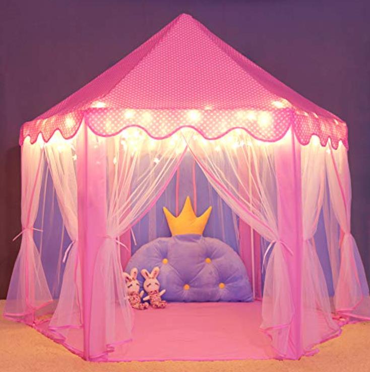 ◆商品名：キッズテント プリンセス城型 子供用テント キッズプレイ プリンセステント キラキラ スターライト付き 誕生日?クリスマスプレゼント?おままごと?おもちゃ--ピンク 完璧なギフト ピンクのキャッスルテントは女の子の夢の住所です。カーテンが付いて、まるで自分だけのお城みたい、彼ら自身の私的な空間を与えます。プリンセス気分で自由的に遊びたり、本を読んたり、休憩したり、 です。子供たちに豊かな想像力を促進し、創造力を強化します。娘と他の小さな女の子にとって絶対に完璧なギフトです。 特別なデザイン 可愛いキャッスルのような6角形のボールテントで女の子が大好きです。メッシュ生地を採用するカーテンが開閉することができ、通気性が抜群で、 もできます。光が明るく通るので、子供の様子がいつでもわかるので安心です。又は、カーテンが引き開けて、華麗舞台になって、子供の家庭演出と演奏もできます。キラキラお星さまのライトが付き、 なので、熱くならず安全 大きさ 3-10歳の子供に使用でき、大人が入れでも大丈夫です。大きなスペースで数人のお子様が一緒に楽しく遊べます。友達と一緒にままごとをして遊びます。 簡単に設置と収納 ポールを差し込むだけで簡単に組み立てられます。或いは、大人の指導のもとに自分で組み立てることができます。収納バックが付き、使わない時にコンパクトに収納でき、空間利用に助かります。 式の支柱を利用して、軽量で持ち運びと収納が便利です。室内と室外の両方で使用も可能 素材 サイズ 丈夫なポリエステル素材を採用して、耐久性に優れています。サイズ：直径140cm*高さ135cm、重量：2.1 kg、 スターライトの長さは約425cmです。