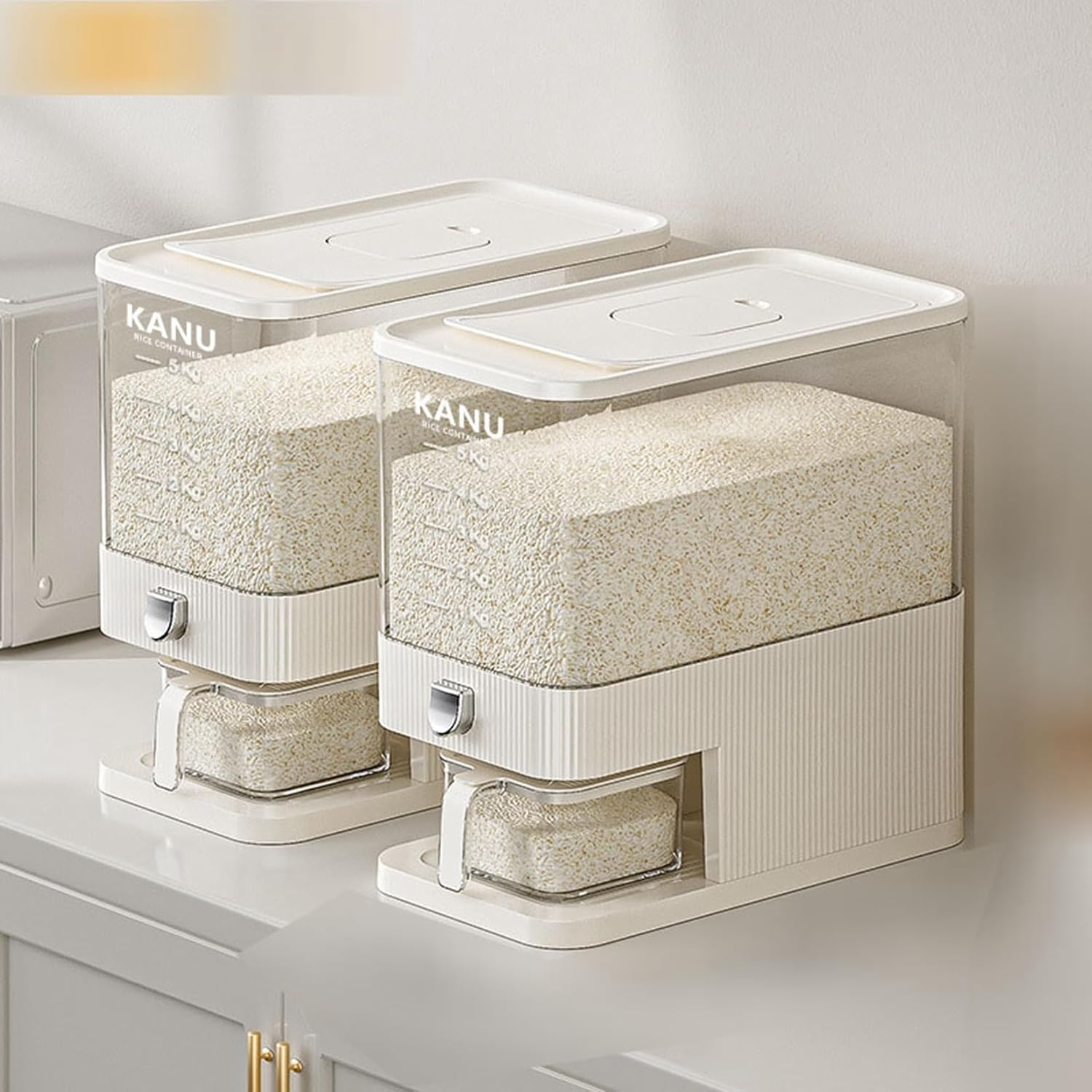 　　　 -------商品詳細------- 透明な見えるバケツ 密閉食品保存容器は透明な見えるバケツのデザインを採用しており、バケツ内の食材の保管状況を観察しやすく、お米の残量を表示できます。大口径のバケツの口は掃除が簡単です。バレルの底部は家具を傷つけないように滑り止めのデザインが施されています。視覚化ウィンドウを通じてリアルタイムで埋蔵量を観察します。 気密性がいい 空气との接触を減らし、米びつ本体とふたの隙間をなくし、防湿シールリング付き、密閉式の箱を採用しています。しっかり密閉、お米の鮮度を保ちます。密閉容器は、水分や有害な生物から食品を保護し、生鮮食品を楽しむことができます。 防虫・防湿 米びつはキッチンの長期保管ツールであり、防虫隠しコンパートメントの使用をお勧めします。乾燥 、八角、にんにく、コショウ、その他の天然の香辛料を入れて、虫を効果的に防ぎます。 内部傾斜設計 一粒の米が残らない。大口径設計より快適なお米の投入が可能です。お米粒の本体前面に透明容量表示を付け、お米の残量が一目でわかるので、買い忘れもありません。 多機能収納 乾物、米、砂糖、塩、豆、小穀物、小麦粉、スナック、ナッツ、ベーキング用品などの食品を保存することができます。コーヒー豆、キャットフード、ドッグフードなどの保管にも 適です。
