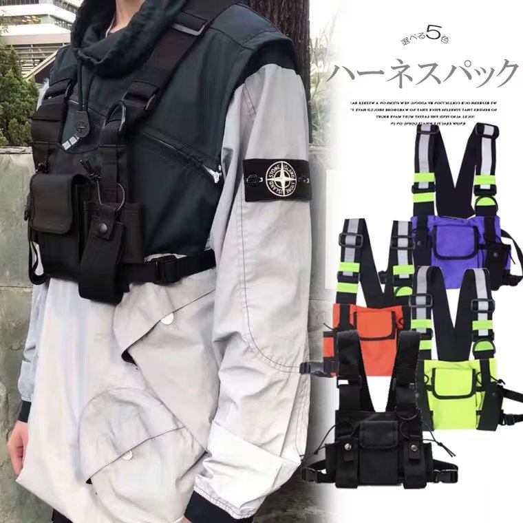 バッグよりも洋服感覚で取り入れる チェストバッグ ボディバッグ メンズ 男女 ミリタリーバッグ ヒップホップ 調節可能 チェストリグ ボディバッグ ショルダー 山登り■　商品説明ストリート感が溢れるチェストバッグです。バッグというよりも洋服感覚で取り入れてほしい、流行 先端のアイテム 大きくないのでかさばらず、スタイリッシュにコーデをまとめるメリットも◎チャック付きのポケットや内ポケットなど、小物の取り出しも非常に便利です。デイリーにはもちろんアウトドアにも活躍です ■　カラー5色ご用意しております。■　サイズワンサイズ■　 その他・素材構成：ポリエステル・生産時期により、予告なくデザインの仕様やカラーの色味、素材が変更される場合がございます。・サイズの測定方法により2〜3cm異なる場合があります。ご了承ください。・品によっては繊維独特の匂いがある場合がございます。匂いが多少強く感じられるものもございます。数日のご使用や陰干しなどで気になる匂いはほとんど感じられなくなります。・コンピューターのモニター設定により、色が若干異なる場合があります。・柄の出方が異なることがありますので、予めご了承ください。・始めのうちは色落ちを繰り返す可能性があるため、落ち着くまでは単独で洗うのがおすすめです。・ご注文の際には商品画像をよくご覧になってお間違いないようお願いします。■　検索キーワードチェストバッグ チェストリグ ブラック ボディバッグ ショルダーバッグ タクティカルパットベルト 多機能 調整可能 山登り ラジオハーネス 保護パック調節可能 アンテナ保護 ナイロン超耐久性 ラジオケース ホルダー 警察 生産工場 工事現場 韓流 韓国ファッション オシャレ ストリート ダンス衣装 ラジオハーネス、トランシーバー 、チェストハーネスパック 、チェストハーネスフロントパック、チェストハーネスフロントポーチ、チェストハーネスポーチラジオハーネス トランシーバー用 戦術ハーネスフロントパック 胸バッグポーチ レディース ストリート 男女 ミリタリーバッグ ヒップホップ 調節可能 チェストリグ 人気 キャンプ アウトドア サバゲー 装備