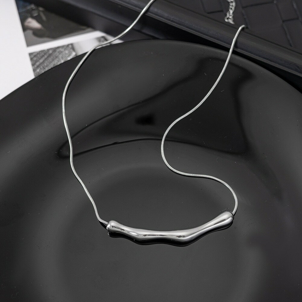 チタン鋼の軽量高級ニッチツリーブランチペンダントネックレス女性クールな気質ショート鎖骨チェーンアクセサリー