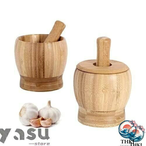 【商品仕様】すり鉢 +すりこぎ棒。サイズ： （外径×内径×高さ）約11.8×9.8×11cm、すりこぎ棒：2.7×13cm。 容量：460ml。素材：木製。【 優れた品質】持ち心地がとても良いし、もっとお洒落です。楠木板材、内外とも竹材質で制作され、丈夫で耐久性があり、変形しにくい。内椀を深くして、にんにく缶をスタンプして、桶体を厚くして、快適な手触りを深くして、研磨が楽である。【ユニークなデザイン】蓋は付属しますので、作業中に食材の屑が飛散する心配なく、すり鉢の周りがすっきり！くずや粉は残りにくいので、使用後もきれいに洗えます。シンプルなデザインは、清潔感があり、どんなキッチンにもマッチします。【適用範囲】にんにく、漢方薬、雑穀、スパイス、ナッツなどのすり潰しや研磨に最適であり、離乳食作りにちょうどいい大きさです。このすり鉢とすりこぎ棒は多用途で、料理、香辛料、調味料のすりつぶしや、唐辛子、コーヒー豆、マッシュポテトに使用でき、離乳食を作る際にも使用できます。【安心できる品質保証】水中に長時間浸すのはお避け下さい。ひび割れなどの劣化に繋がる場合がありま