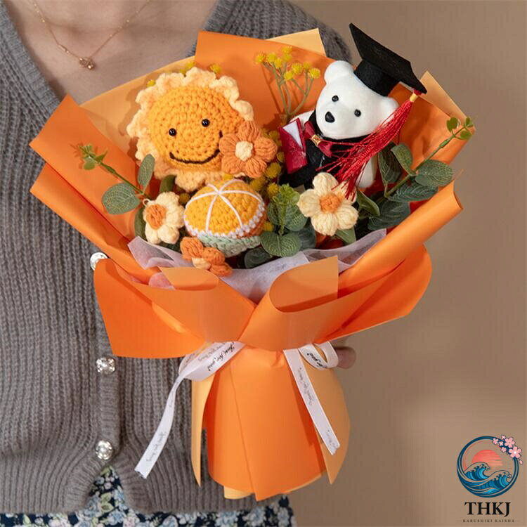 　商品説明 状態 新品 商品内容 花束 カラー （写真通り） サイズ ブーケサイズ：35*30cm 提げ袋サイズ：25*15*35CM 素材 ポリエステル 生産国 中国 商品紹介 様々なご用途 誕生日 母の日 クリスマスプレゼント 敬老の日 バレンタインデー ホワイトデー 父の日 プレゼント 誕生日プレゼント 結婚祝い 出産祝い フラワーギフト お祝い 結婚記念日 古希 喜寿 米寿 還暦祝い お礼 引越し祝い 結婚式 新築祝い 開業祝い 開店祝い 記念日 改築祝い 発表会 金婚式 銀婚式 贈り物 退職 送別 粗品 景品 入学 卒業 内祝い 卒業式　卒業祝い　卒園祝い 注意事項 【優れた材質】ぬいぐるみ素材とPP綿で作られ、耐久性が高いアイテムです。 【手作りな風合い】本製品は一つ一つ手作業で作り上げ、手作りならではの風合いを楽しめます。送る方ももらう方も笑顔になれるように、心込めて仕上げました。一方、若干の個体差異がございますので、予めご了承をください。 【注意】 若干の個体差がございますので、予めご了承ください。 光の加減や環境により、実際のお色と異なって見える場合がございます。 またぬいぐるみは受け取り時変形している可能性が御座います。 手直しして頂きましたら元に戻ります。 ご理解頂ける方のみご購入お願い致します。