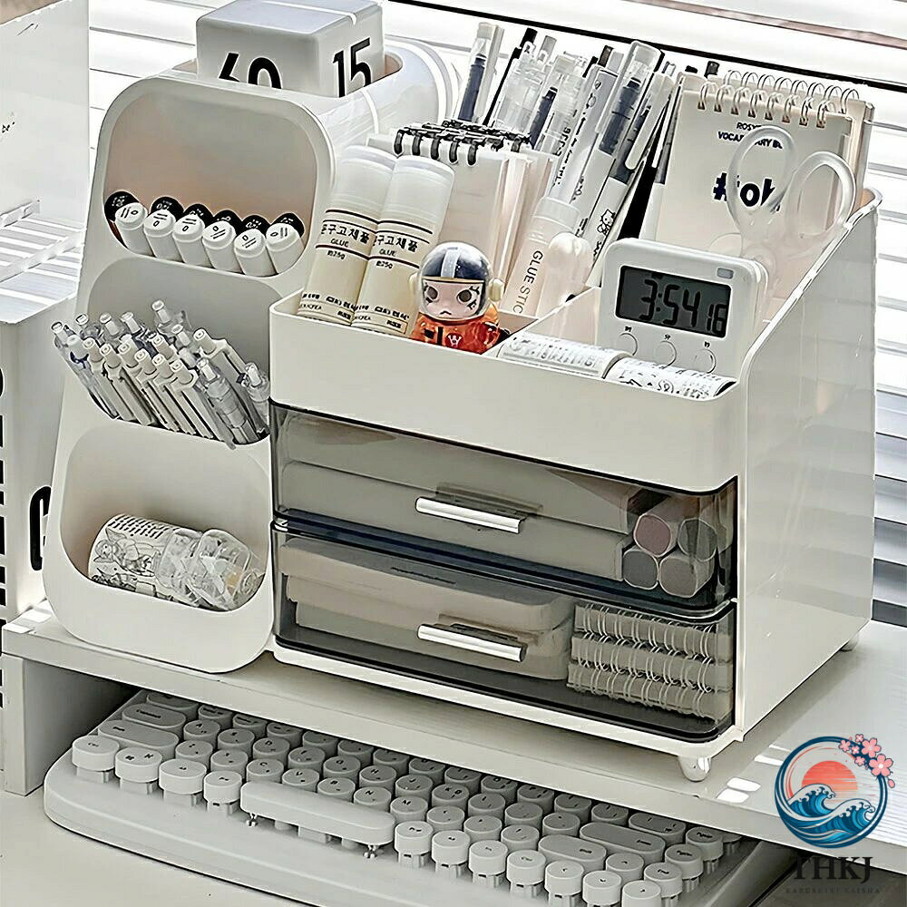 商品情報素材 環境に優しいプラスチックサイズ 約35cmx18cmxH25cm サイズは当店計測サイズとなります。 商品により、若干の個体差が生じます。お客様に知っておいてほしい事 1.『隙間がある場合がございます』 &nbsp;組み立て構造上の特性により、 ペン立ての収納部分と本体の接続部分が完全に密閉されておりません、 多少の隙間がある場合がございますが 通常の使用には問題ございません。 ご理解の上でご購入ください。 2.『商品に小傷がある場合がございます。』 &nbsp;商品製造組付の際に各パーッ同士が ランダムに当たることで 細かい傷が生じることがあります。 その為個体によってコンディションに ばらつきが発生いたします。 どちらも商品を生産する以上どうしても避けられない事象となり、 不良対応の対象外とさせていただいております。 上記をご了承の上、ご購入をお願いいたします。商品情報素材 環境に優しいプラスチックサイズ 約35cmx18cmxH25cm サイズは当店計測サイズとなります。 商品により、若干の個体差が生じます。お客様に知っておいてほしい事 1.『隙間がある場合がございます』 &nbsp;組み立て構造上の特性により、 ペン立ての収納部分と本体の接続部分が完全に密閉されておりません、 多少の隙間がある場合がございますが 通常の使用には問題ございません。 ご理解の上でご購入ください。 2.『商品に小傷がある場合がございます。』 &nbsp;商品製造組付の際に各パーッ同士が ランダムに当たることで 細かい傷が生じることがあります。 その為個体によってコンディションに ばらつきが発生いたします。 どちらも商品を生産する以上どうしても避けられない事象となり、 不良対応の対象外とさせていただいております。 上記をご了承の上、ご購入をお願いいたします。