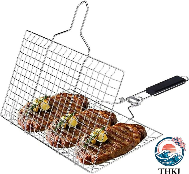 この商品について 【高耐熱性＆耐久性】バーベキューネットは高品質ステンレスを採用され、無毒無害、エコで安全、耐熱性が優れ、熱伝導が良く、バーベキューを美味しく出来上がります。焼き網はステンレス製で錆びにくく、肉や野菜を焼き際、焦げ付きにくい、お手入れが簡単です。 【大容量＆3人サイズ】バーベキューネットは幅32cm、大容量で1-3人分の食材焼き対応可能です。肉、鶏肉、トウモロコシ、ジャガイモ、ねぎ、エビ、魚などを焼くことができます。休日、大容量焼き網を持ち運び、ご家族、友人と一緒にキャンプ場、家の庭などの場所でBBQを楽しめることができます。 【片付け簡単＆繰り返す使用可能】バーベキュー網はステンレス製で表面には油が付着しにくくて、暖かい石鹸水で汚れが簡単に落ちれます。お手入れが簡単で何度でも繰り返す使えます。 【軽量＆コンパクト】バーベキュー 網は軽量で、しかも折り畳み式使用しない時、スペースを取らなくて、簡単に収納でき、コンパクトで持ち運びが簡単です。 【BBQを楽しめる】自宅だけではなく、アウトドアでも美味しいバーベキューディナーを簡単に楽しむことができます。鶏肉、豚肉、魚、ビーフなど肉類はもちろん、パン、野菜なども焼くことができます。また焼き網が折り畳み式で持ち運び便利で、休日ご家族、友人と一緒に公園、家の庭でBBQを楽しめることができます