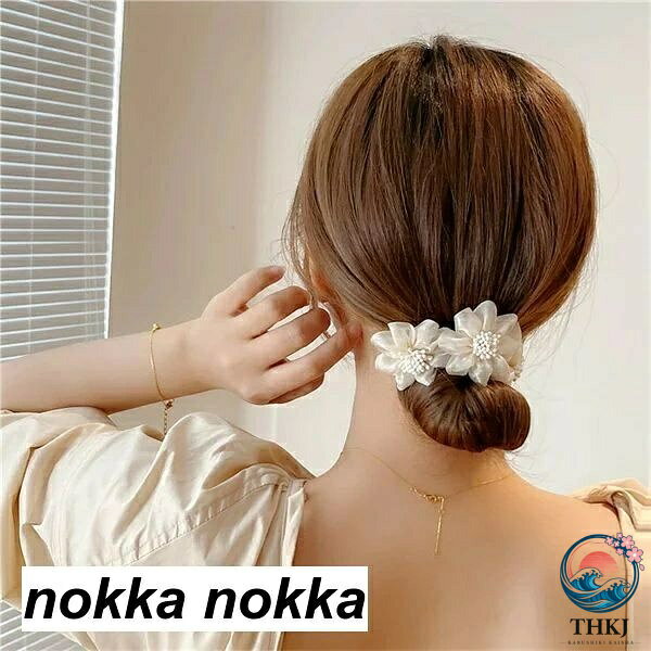 商品詳細商品内容：ヘアアクセサリー注意書き（購入前に必ずご確認ください）：※記載寸法と実際の商品の寸法には、若干の誤差が生じる場合がございます。※お客様のモニター環境により、画像の色が実際の商品と異なって見える場合がございます。※海外製品の為、縫製基準が日本と異なるケースもあることから縫製が甘い・雑・糸の始末ができていない等が見受けられる場合もございます。●至急ご利用頂く場合、大量ご購入場合は事前にメールでご連絡お願いします。●何かご不明な点、ご要望などございましたら、お気軽に問い合わせください。インポート商品について当店では、国内外よりセレクトしたアイテムを取り扱っております。海外の商品につきましては各国の縫製基準をクリアしておりますが、日本の基準に比べ作りが大まかな部分がございます。 海外にて検品後、日本に到着後も当店にて検品をおこなっておりますが下記のような場合がございます。 ・縫製の糸の処理やボタンの縫い付けが甘い ・生地や付属品のインク臭・色違いの糸による縫製・柄合わせができていない・製造、加工の際に生じる小さなシミやほつれ・大まかな作りによる若干の形のゆがみ・他繊維の混じりによる縫製・ベルトなどの穴の若干のゆがみ以上のような場合での返品・交換はお受けできませんのであらかじめご了承くださいませ。 上記のような点が気になる方は海外製品をおすすめすることができませんので、あらかじめインポート商品をご理解頂きました上でのご購入をお願い致します。
