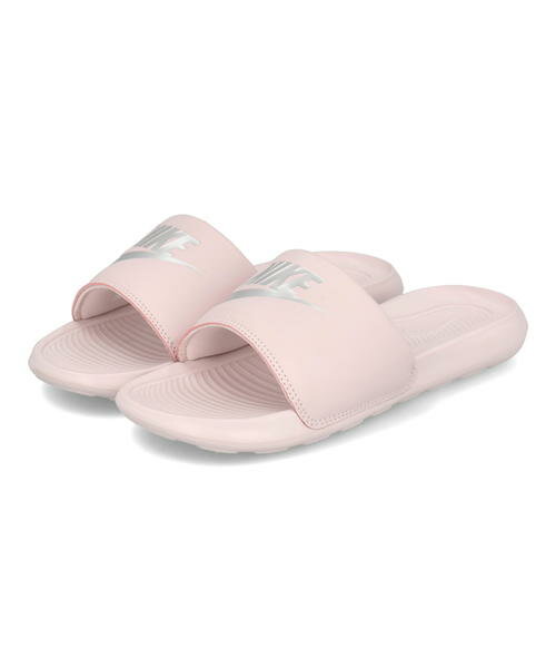 【クーポン配布中】NIKE ナイキ W VICTORI ONE SLIDE 超軽量 レディースシャワーサンダル ウィメンズビクトリーワンスライド CN9677 600 ベアリーローズ/メタリックシルバー コンフォート スポ…