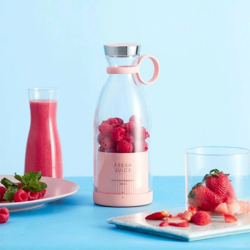商品情報 制品名:ポータブル電動ジューサー 製品容量:350ml カラー:ピンク、ホワイト 製品重量:490g 製品サイズ:82mm*82mm*218mm 入力:dc5v-1a バッテリー電圧:7.4 v-1400mah 定格電力:50W 【ヘルシーなスムージーが簡単に作れる】 これは、2つのステンレス製の非常に鋭い抽出ブレードと1つのジューシングカップで角氷をブレンドできる高 【USB充電式ポータブル】 1400mh充電式バッテリー内蔵のUSBフレッシュジュースブレンダー。それは約2〜3時間で完全に充電することができ 【多機能ブレンダー】 大音量ではありませんがパワフルなこのスムージーブレンダーは、栄養たっぷりのシングルサービングスムージー、ミルクシェイク、 【お手入れが簡単】 電動パーソナルブレンダーはお手入れがとても簡単です。掃除の際は、取り外し可能なベースを回転させて掃除することができます。 【入手できるもの】 入手できるもの：1 *ポータブルジューサー、1 * USBケーブル、1 * 350mlジューシングカップ ○使用上の注意事項○ ※改造/本来の目的以外/強い衝撃などはお控え下さい。 ※測定方法の相違により、実寸と多少の差異が生じる可能性があることをご了承ください。 ※ディスプレイ画面等の環境上、写真と実際の商品の色とは多少違う場合がございます。 ※商品の仕様は改良等のため予告なく変更する場合があります。 ※万が一在庫切れや入荷待ちとなる場合は別途メールにてご連絡いたします。
