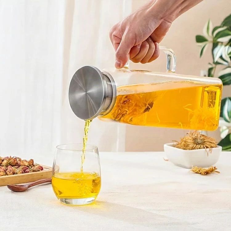 【2000ml】【直火対応可能】【ステンレス茶こし一体型蓋】角型で冷蔵庫のスペースを有効活用2Lガラスピッチャー。ボトルの口径が大きく、手が直接差し込めて清潔できます麦茶、紅茶、ジュース、コーヒー、ミルクなどの飲み物を淹れたい時にご気楽にお使えいただけます。-20℃〜150℃、耐熱ガラスので、温かい飲み物にも冷たい飲み物にも使える耐熱ガラス製のピッチャーです角型のサーバーは冷蔵庫に収納した際にムダなくスッキリみせてくれます。 サイズ 2000ml サイズについての説明 9.4*9.4*28.7cm ※実寸はメジャー採寸の為、若干の誤差が生じる場合があります。 素材 ガラス ステンレス 色 直火対応可能 備考 ●サイズ詳細等の測り方はスタッフ間で統一、徹底はしておりますが、実寸は商品によって若干の誤差(1cm〜3cm )がある場合がございますので、予めご了承ください。 ●製造ロットにより、細部形状の違いや、同色でも色味に多少の誤差が生じます。 ●パッケージは改良のため予告なく仕様を変更する場合があります。 ▼商品の色は、撮影時の光や、お客様のモニターの色具合などにより、実際の商品と異なる場合がございます。あらかじめ、ご了承ください。 ▼生地の特性上、やや匂いが強く感じられるものもございます。数日のご使用や陰干しなどで気になる匂いはほとんど感じられなくなります。 ▼同じ商品でも生産時期により形やサイズ、カラーに多少の誤差が生じる場合もございます。 ▼他店舗でも在庫を共有して販売をしている為、受注後欠品となる場合もございます。予め、ご了承お願い申し上げます。 ▼出荷前に全て検品を行っておりますが、万が一商品に不具合があった場合は、お問い合わせフォームまたはメールよりご連絡頂けます様お願い申し上げます。速やかに対応致しますのでご安心ください。