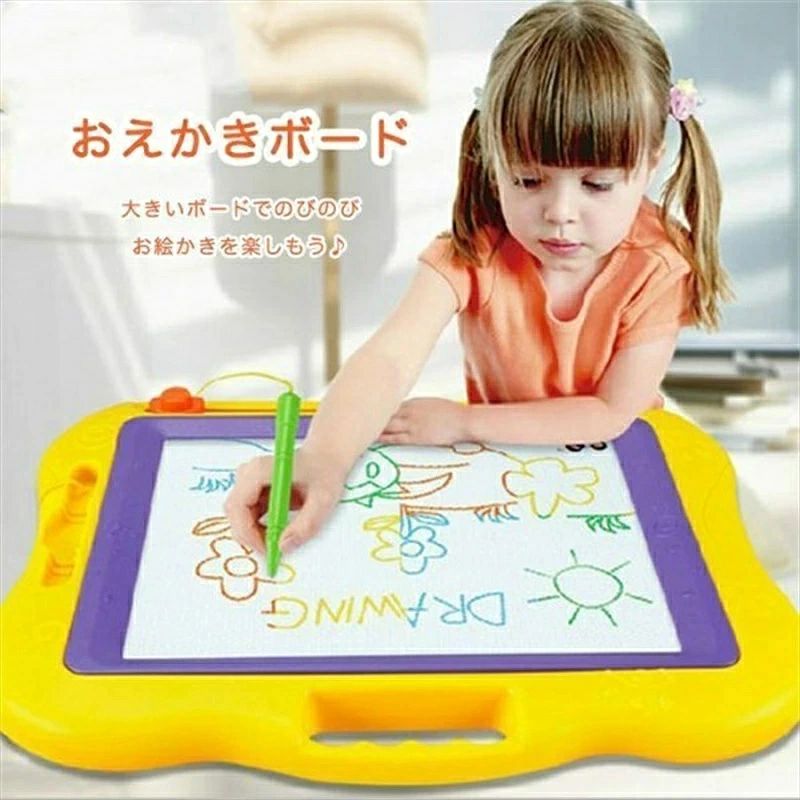 【サイズ】本体：約44×34.5×4センチ 手書き画面：約28×21センチ 【対象年齢】3〜6歳 いろんなカラーで楽しくお絵かき、 書いて消して何度も使える、 カラフルお絵かきボードになります。 マグネット式でインクなど使わないので周囲を汚すことなく、 楽しくお絵かきや文字の練習ができます。 描いた線がカラフルに色づくので、見た目がとても鮮やか、 表現の幅も広がります。 ※ご注意 モニターの発色具合によって実際の物と色が異なる場合があります。
