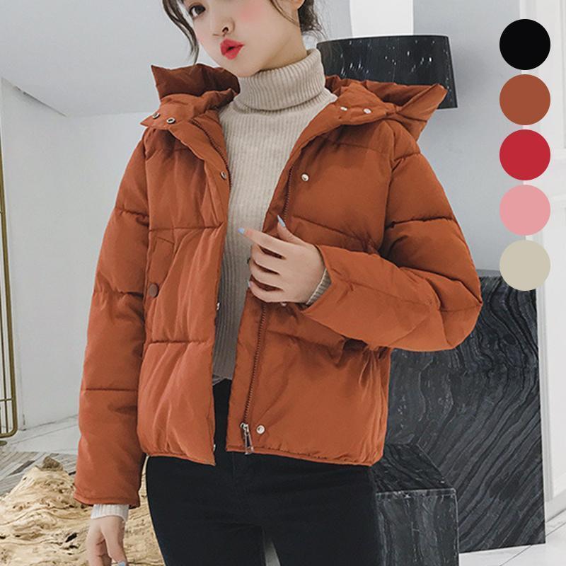 商品情報：カラー： ホワイト ピンク レッド ブラック カラメルサイズ： S M L XL 2XLS:バスト：104CM 着丈：60CM 肩幅/袖丈67M:バスト：108CM 着丈：61CM 肩幅/袖丈68L:バスト：112CM 着丈：62CM 肩幅/袖丈69XL:バスト：126CM 着丈：63CM 肩幅/袖丈702XL:バスト：120CM 着丈：64CM 肩幅/袖丈71*軽くて保温性いい ダウンコート。シンプルでベーシックなデザインなのでいろんなシーンで活躍できる膝下 中綿コートです。*フードの周りは柔らかいのフェイクファーで飾って、寒い日にはそのまま頭を覆って暖かいです。商品機能：静電気抑制　あったか極温シリーズ　最上級の暖かさ　高級感あふれる肌触り ふんわりの質感　柔らかくて通気性もよく　軽くて暖かい　オフィスでの冷房対策 適用シーン：お祝い ギフト 贈り物 お誕生日 結婚 クリスマス 新年 プレゼン 歳暮 母の日 父の日 バレンタイン　旅行　トラベル ジャーニー 適用対象：子供 老人 女性 男性 男女兼用 母 父 学生 高校生 恋人 友人 メンズ レディース 60代 50代 40代 30代 20代