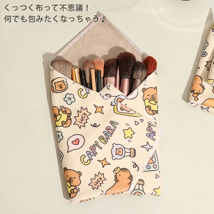 商品説明 color="#000000">商品名 ・くるっと包んでピタッ！ ・くるっと包んで表地と裏地をくっつけるだけで簡単にケースやポーチになる布です。 ・スマートフォン等大切な機器をまとめて収納可能、傷からも保護します。 ・タブレットなどのガジェットを包む、お弁当を包む・・など、用途は色々。 ・手触りの良いマイクロファイバークロス地で、マジックテープのようなザラザラ感はありません。 ・裏地はマイクロファイバー素材なので、液晶クリーナーとして使用できます。 素 材 width="291" bgcolor="#ffffff">ポリエステル bgcolor="#f0f0f0">生産国 width="291" bgcolor="#ffffff">中国 セット内容 　単品 参考サイズ 選べる8タイプ 注意 width="291" bgcolor="#ffffff"> PC環境・光の具合により、色や素材のイメージが写真と若干異なる場合がございます。 モデル・写真に使用されているアクセサリー・小物は別途記載が無い限り付属いたしません。 商品に不良があった場合は、商品到着から5日以内にご連絡いただければご返金・交換対応させて頂きます。 商品のサイズは、全て平置きにて外寸を測定しております。 商品によっては若干の誤差が発生してしまう場合がございます。 該当商品は他店と在庫共有です。タイミングにより、在庫ズレが生じる場合がございます。予めご了承ください。商品説明商品名 ・くるっと包んでピタッ！ ・くるっと包んで表地と裏地をくっつけるだけで簡単にケースやポーチになる布です。 ・スマートフォン等大切な機器をまとめて収納可能、傷からも保護します。 ・タブレットなどのガジェットを包む、お弁当を包む・・など、用途は色々。 ・手触りの良いマイクロファイバークロス地で、マジックテープのようなザラザラ感はありません。 ・裏地はマイクロファイバー素材なので、液晶クリーナーとして使用できます。 素 材ポリエステル 生産国中国 セット内容 　単品 参考サイズ 選べる8タイプ 注意 PC環境・光の具合により、色や素材のイメージが写真と若干異なる場合がございます。 モデル・写真に使用されているアクセサリー・小物は別途記載が無い限り付属いたしません。 商品に不良があった場合は、商品到着から5日以内にご連絡いただければご返金・交換対応させて頂きます。 商品のサイズは、全て平置きにて外寸を測定しております。 商品によっては若干の誤差が発生してしまう場合がございます。 該当商品は他店と在庫共有です。タイミングにより、在庫ズレが生じる場合がございます。予めご了承ください。