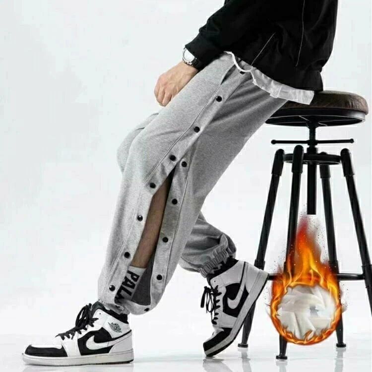 定番のバスケットボールジャージロングパンツ！【裏起毛あり・裏起毛なし2タイプ】 スナップボタン付きで着替えもラクラク！ 柔らかく、通気性も良いスウェット素材を使用。裏起毛で暖かな着心地！ ゆったりとしたシルエットなので窮屈感がなく、リラックスできる穿き心地です☆ ウエストは安定感のある総ゴム仕様で楽ちんでした。 バスケットボール・ミニバスケットボールの練習着から、ジムやトレーニングウエアとしても使えます。 休日のカジュアルスタイルにも大活躍してくれます。 サイズ S M L XL 2XL 3XL 4XL サイズについての説明 表記通り 素材 スウェット 色 グレー(裏起毛あり) ブラック(裏起毛あり) グレー(裏起毛なし) ブラック(裏起毛なし) 備考 ●サイズ詳細等の測り方はスタッフ間で統一、徹底はしておりますが、実寸は商品によって若干の誤差(1cm〜3cm )がある場合がございますので、予めご了承ください。 ●商品の色は、撮影時の光や、お客様のモニターの色具合などにより、実際の商品と異なる場合がございます。あらかじめ、ご了承ください。 ●製品によっては、生地の特性上、洗濯時に縮む場合がございますので洗濯時はご注意下さいませ。 ▼色味の強い製品によっては他の衣類などに色移りする場合もございますので、速やかに（脱水、乾燥等）するようにお願いいたします。 ▼生地によっては摩擦や汗、雨などで濡れた時は、他の製品に移染する恐れがございますので、着用の際はご注意下さい。 ▼生地の特性上、やや匂いが強く感じられるものもございます。数日のご使用や陰干しなどで気になる匂いはほとんど感じられなくなります。定番のバスケットボールジャージロングパンツ！【裏起毛あり・裏起毛なし2タイプ】 スナップボタン付きで着替えもラクラク！ 柔らかく、通気性も良いスウェット素材を使用。裏起毛で暖かな着心地！ ゆったりとしたシルエットなので窮屈感がなく、リラックスできる穿き心地です☆ ウエストは安定感のある総ゴム仕様で楽ちんでした。 バスケットボール・ミニバスケットボールの練習着から、ジムやトレーニングウエアとしても使えます。 休日のカジュアルスタイルにも大活躍してくれます。 サイズ S M L XL 2XL 3XL 4XL サイズについての説明 表記通り 素材 スウェット 色 グレー(裏起毛あり) ブラック(裏起毛あり) グレー(裏起毛なし) ブラック(裏起毛なし) 備考 ●サイズ詳細等の測り方はスタッフ間で統一、徹底はしておりますが、実寸は商品によって若干の誤差(1cm〜3cm )がある場合がございますので、予めご了承ください。 ●商品の色は、撮影時の光や、お客様のモニターの色具合などにより、実際の商品と異なる場合がございます。あらかじめ、ご了承ください。 ●製品によっては、生地の特性上、洗濯時に縮む場合がございますので洗濯時はご注意下さいませ。 ▼色味の強い製品によっては他の衣類などに色移りする場合もございますので、速やかに（脱水、乾燥等）するようにお願いいたします。 ▼生地によっては摩擦や汗、雨などで濡れた時は、他の製品に移染する恐れがございますので、着用の際はご注意下さい。 ▼生地の特性上、やや匂いが強く感じられるものもございます。数日のご使用や陰干しなどで気になる匂いはほとんど感じられなくなります。