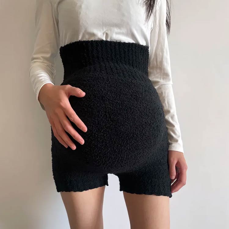 お腹や腰、お尻も暖かく、冷え対策にピッタリ♪妊婦さんのための、優しくフィットするはらまき！よく伸びてストレスフリーな着用感でお腹を優しく包み込みます。ふわふわ柔らかなボア素材がお腹周りを冷えから守ってくれます。ロング丈のため、お腹から腰までしっかりカバーし、冷えやすい部分を温かく保ちます。妊婦さんや妊活中の方、の方にもおすすめで、腰痛や生理痛のサポートにも最適です。素材は柔らかくてもこもこしており、肌触りが良く、ルームウェアとしても快適に着用できます。ずれない構造で、動いてもフィット感が持続。冷え取り効果があり、寒い冬に大活躍するあったか腹巻きパンツです。 サイズ F（3分丈） サイズについての説明 サイズ：ウエスト20cm 幅31cm パンツ丈43cm ウエスト80-120cm おすすめ体重50-85kg※上記サイズは平置き実寸になります。サイズ表の実寸法は商品によって1-3cm程度の誤差がある場合がございます。 素材 ポリエステル 色 ブラック グレー ブラック×ホワイト グレー×ホワイト 備考 ●サイズ詳細等の測り方はスタッフ間で統一、徹底はしておりますが、実寸は商品によって若干の誤差(1cm〜3cm )がある場合がございますので、予めご了承ください。 ●商品の色は、撮影時の光や、お客様のモニターの色具合などにより、実際の商品と異なる場合がございます。あらかじめ、ご了承ください。 ●製品によっては、生地の特性上、洗濯時に縮む場合がございますので洗濯時はご注意下さいませ。 ▼色味の強い製品によっては他の衣類などに色移りする場合もございますので、速やかに（脱水、乾燥等）するようにお願いいたします。 ▼生地によっては摩擦や汗、雨などで濡れた時は、他の製品に移染する恐れがございますので、着用の際はご注意下さい。 ▼生地の特性上、やや匂いが強く感じられるものもございます。数日のご使用や陰干しなどで気になる匂いはほとんど感じられなくなります。