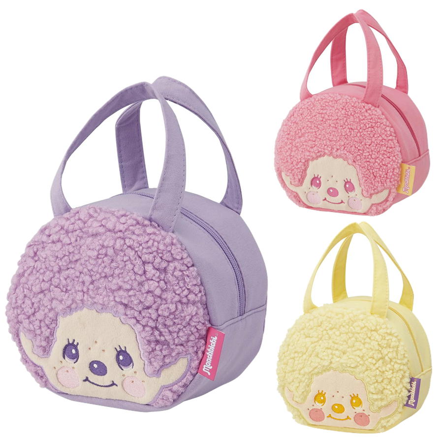 世代を超えて世界中で愛される『モンチッチ』から、とってもかわいい「ダイカットランチバッグ（COLORS）」が登場しました！ 柔らかく肌触りの良いスウェット素材を採用しており、小さなお子様の手にも優しく馴染む軽量仕様です。 お弁当袋（ランチトート）としてはもちろん、財布やスマホ、鍵などを入れて、ちょっとそこまでのお買い物やお散歩に行く際の「ミニトートバッグ・サブバッグ」としても大活躍。 モンチッチの愛らしいフェイスデザインは、大人の女性の普段使いから、お子様の通園・通学まで幅広くおすすめです。お誕生日プレゼントやプチギフトにも喜ばれます。 ■サイズ:180×100×170mm(持ち手除く) ■メーカー：スケーター株式会社 ■型番：KNBD1 ■仕様：ダイカットデザイン、スウェット生地、ダブルファスナー開閉 ■バリエーション・JAN： ・イエロー（4973307739347） ・パープル（4973307739330） ・ピンク（4973307739323） ※ ご覧になられているモニターの環境や撮影時の照明の影響により実際の商品の色と 異なって見える場合がございます。予めご了承下さい。