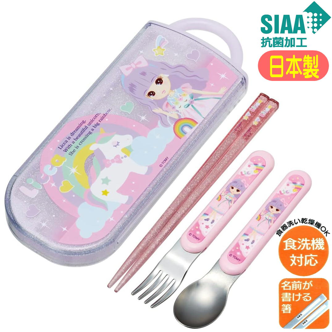 【抗菌食器洗い対応スライド式トリオセット】 スケーターの子供用抗菌トリオカトラリーセットです。 お箸・スプーン・フォークの3点セットで、毎日のお弁当や遠足、通園・通学に大活躍。 スライド式ケースなので、小さなお子様でも開け閉めが簡単。 名前シール付きで、幼稚園・保育園・学校での取り違え防止にも安心です。 抗菌加工が施されており、ケースは分解して洗えるから衛生的 安心の日本製で、毎日使うものだからこそこだわりたいご家庭におすすめです。 おハシには名前を書けるスペース付きで、ケース用の名前シールも付いてます。 ケースは指で引き出すスライド式で、衝撃に強く丈夫な構造です。 プレゼントにもぴったりなアイテムです。 入園入学準備にもおススメです♪ 【サイズ】 ケースサイズ：約198×76×17mm 商品サイズ：箸：16.5cm/スプーン・フォーク：13cm 【生産国】　日本 【メーカー】　スケーター 【JAN】 【品番】TACC2AG ※ 撮影時の光の具合、またお客様のページをご覧になられるモニターの環境により、実際の商品と多少異なって見える場合がございますがご了承下さい。