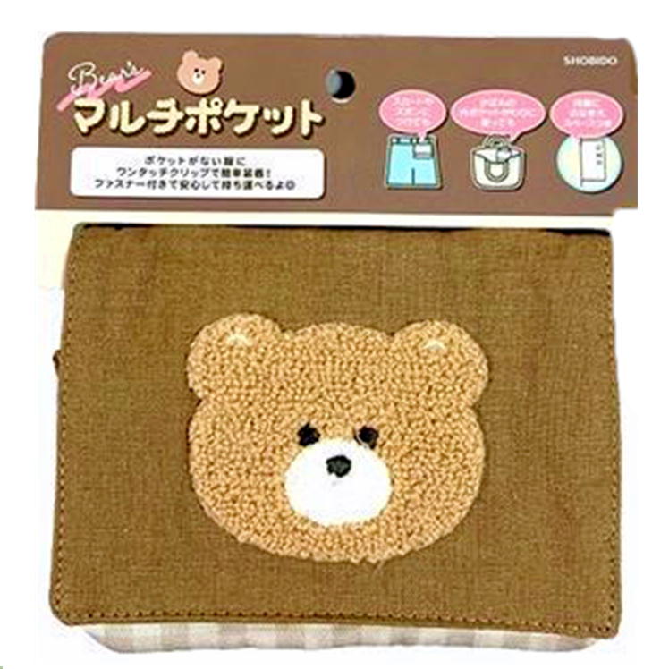 もこもことした立体的なクマの顔のアップリケ刺繍がとっても可愛い、お子様に大人気の「移動ポケット（おでかけポケット・マルチポケット）」が登場しました！ サイズは使い勝手の良い【約W150×H120mm】。 ポケットがないお洋服でも、ズボンやスカート、ワンピース、通学バッグのフチなどにクリップでサッと簡単に取り付けられる便利な外付けポケットです。 内側にはハンカチやポケットティッシュ、絆創膏、マスクなどを分けてすっきりと整理整頓できる仕切り付き。お出かけ用のミニポシェット、通園・通学、通塾、遠足、公園遊びなどマルチに大活躍します。ぬいぐるみのようなボア素材のくまちゃんが、毎日の通学を楽しく癒やしてくれます。 ナチュラルな可愛い雑貨が大好きなお子様へのプレゼントにぴったり。保育園・幼稚園の卒園祝い、小学校への入学準備、新学期の買い替え、お誕生日やおクリスマスのプチギフトとしても大変喜ばれるおすすめの定番アイテムです。 【商品仕様】 ■サイズ：約W150×H120mm ■仕様：クリップ付き、くまアップリケ刺繍 ■JANコード：4548387398137