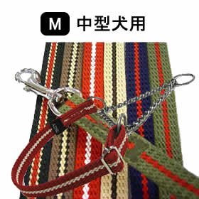 いらっしゃいませ。帝塚山ハウンドカムの”かみぞの”です。ASHUのハーフチョークはおしゃれで使いやすいから、私もしつけ教室で愛用しています！！ &nbsp; 　シンプルで使いやすい、人気のASHUワンラインハーフチョークM＆リードSの　セット販売となります こちらは、8〜20kg位の中型犬用Mサイズ　/　首回りサイズ27〜47cm　幅1.5cmの商品です。 ワンライン：ハーフチョーク＆リードセット 他のサイズはこちらから 2.5〜8kg位の小型犬用Sサイズ ワンライン：ハーフチョーク 単品はこちらから ワンライン：ハーフチョークMサイズ ワンライン：リードSサイズ ASHU人気のワンラインシリーズは、使い心地も抜群！ トレーニングに欠かせないチョークタイプのカラーは味気ないものが多い・・・でもこのワンラインシリーズなら、デイリー使いにもってこいの使いやすさになんといってもシンプルで飽きのこないおしゃれ感。 ワンラインシリーズが耐えない人気を誇るのはそんなところから！ ワンラインのハーフチョークは、締まりすぎることがないので、 はじめて引き締めタイプの首輪をご使用いただく場合にもオススメ。 調節可能で、小型犬のしつけにも最適です。 ハーフチョーク ■SIZE：M(首回り27〜47cm　幅1.5cm) ■色：ネイビー、カーキ、ベージュ、ブラック、レッド、ブラウン ■MATERIAL：アクリル ■ブランド：ASHU リード ■SIZE：S(全長110cm　幅1.5cm) ■色：ネイビー、カーキ、ベージュ、 ブラック、レッド、ブラウン ■MATERIAL：アクリル ■ブランド：ASHU ------------------------------------------------------- □ワンラインシリーズはアイテム豊富に揃えております。□ カラー・ハーネス・リード・ハーフチョーク・チョークカラー・2頭引き ------------------------------------------------------- ◆チョーク・ハーフチョークのご使用方法◆ サイズは、一番引き締めた時に、ワンちゃんの頭からスッポリ 抜けてしまわないように調整して下さい。 ご使用時は、ワンちゃんが前に引っ張った瞬間に、 自分のもとへ引き寄せるように、瞬時に、強く、リードを引きます。 そうすることで、首輪が締まり、愛犬に的確に指示を伝えられます。 オリジナルブランド「ASHU」と「健康」を追求するスペシャルショップ 【ご使用上のご注意】 首輪・ハーネス・ハーフチョーク・リードなどは、 毎日、ご使用前に傷や破損などがないかご確認ください。 傷や金具の緩みなど発見された場合は、 事故防止の為、ご使用を中止下さい。