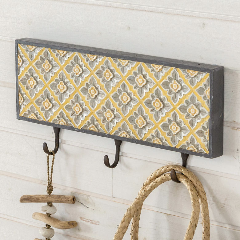 【期間限定特別クーポン配布中！】 フック 壁掛け 3連 木彫り風 イエローフラワー 約45.5cm×21cm ウォールフック 壁掛けフック コート掛け 帽子掛け ストール ショール マフラー シンプル ナチュラル 引っ掛け カバン掛け コートフック 帽子かけ 玄関 収納[13625]