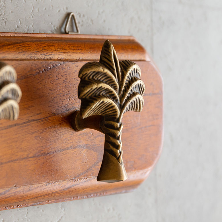 【最大2000円クーポン】 取っ手 ヤシの木型 Mサイズ 幅4.5cm 高さ6cm アンティーク風 真鍮製 つまみ DIY 付け替え 引き出し 家具 ハンドル ...