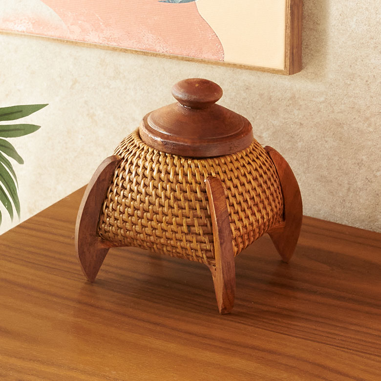 木製の脚がついたラタン製ロケット