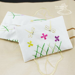 刺繍のトンボが戯れるベトナム製ポケットティッシュカバーケース ホワイト ポケットティッシュケース おしゃれ アジアン ポケットティッシュ とんぼ 刺繍入り ベトナム雑貨 アジア雑貨 アジアン雑貨 ファッション小物 メール便対応 [vn50211]のサムネイル
