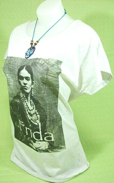 レディース・Frida Kahloフリーダ・カーロVネックTシャツ送料無料　Tシャツ　レディス　半袖　プリント　お尻が隠れる長さ　フリーダカーロのTシャツ　女性サイズ　メキシコ　女流画家　プレゼントラッピング無料