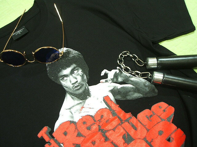 Bruce Lee 李小龍★ブルース・リーTシャツ【サイズ：M 、L 】【3980円以上送料無料】 メンズ 半袖 Tシャツ ブルースリーのTシャツ 燃えよドラゴン 李小龍のTシャツ ヌンチャク カンフーTシャツ ジークンドー 格闘技 Tシャツ 無料ラッピング